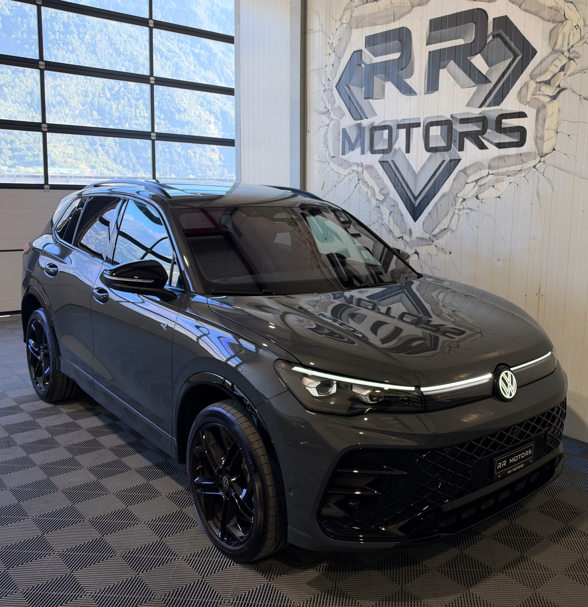 VW Tiguan 2.0 TSI DSG R-Line Plus 4Motion-image-5
