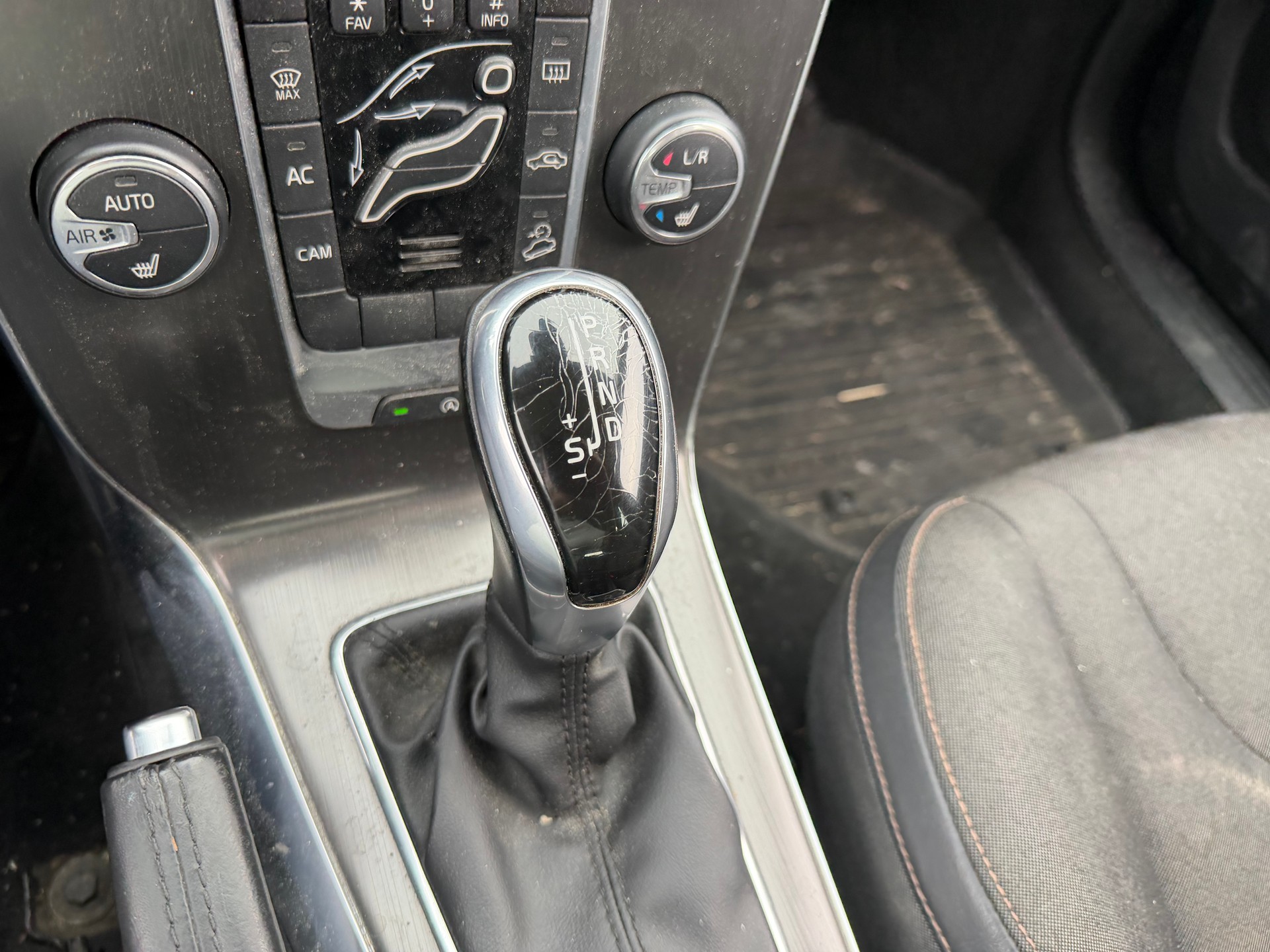 VOLVO V40 Cross Country T4 2.0 AWD Kinetic Geartronic-image-6