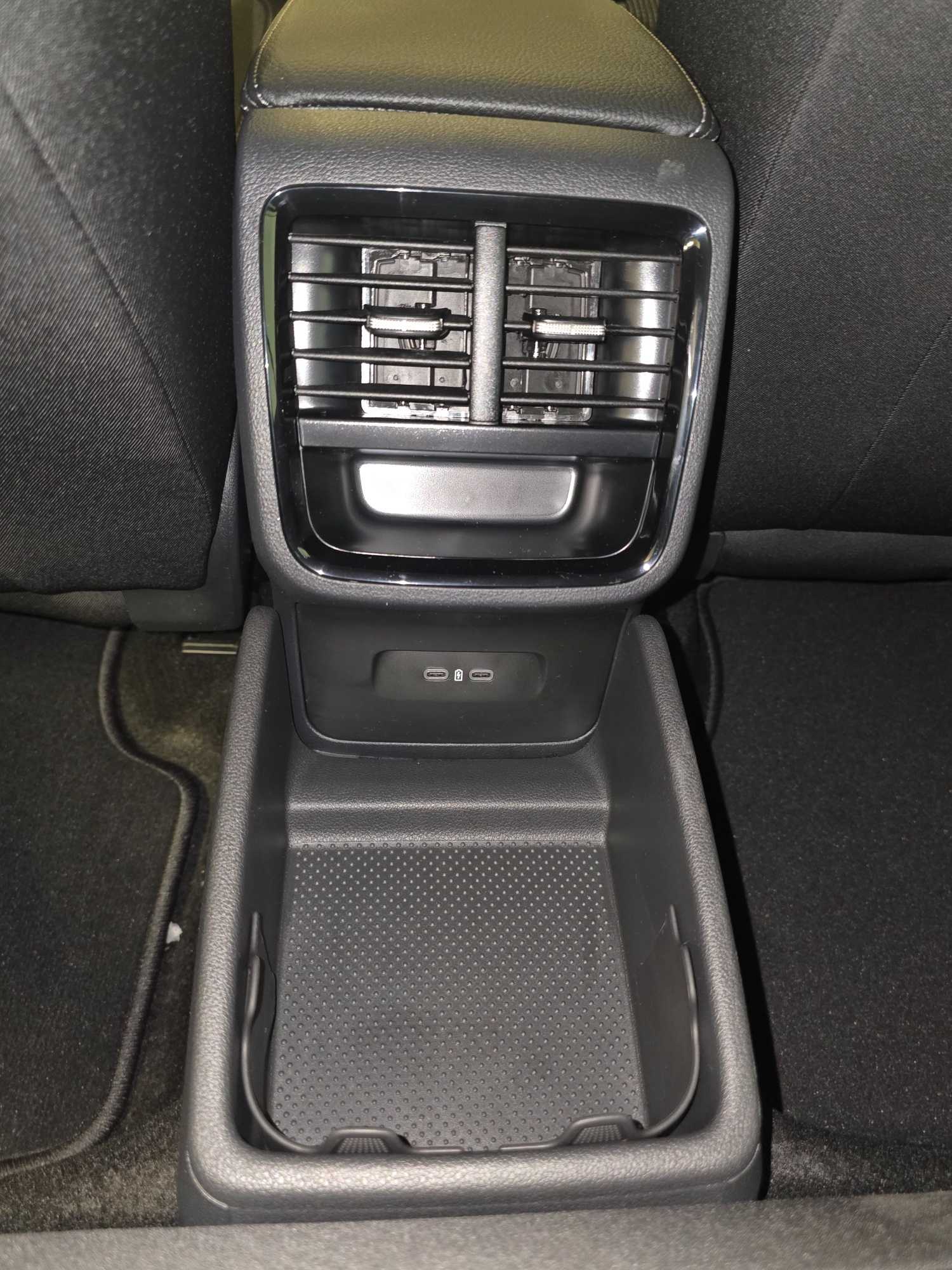 SKODA Octavia Combi 2.0 TDI DSG Selection-image-17