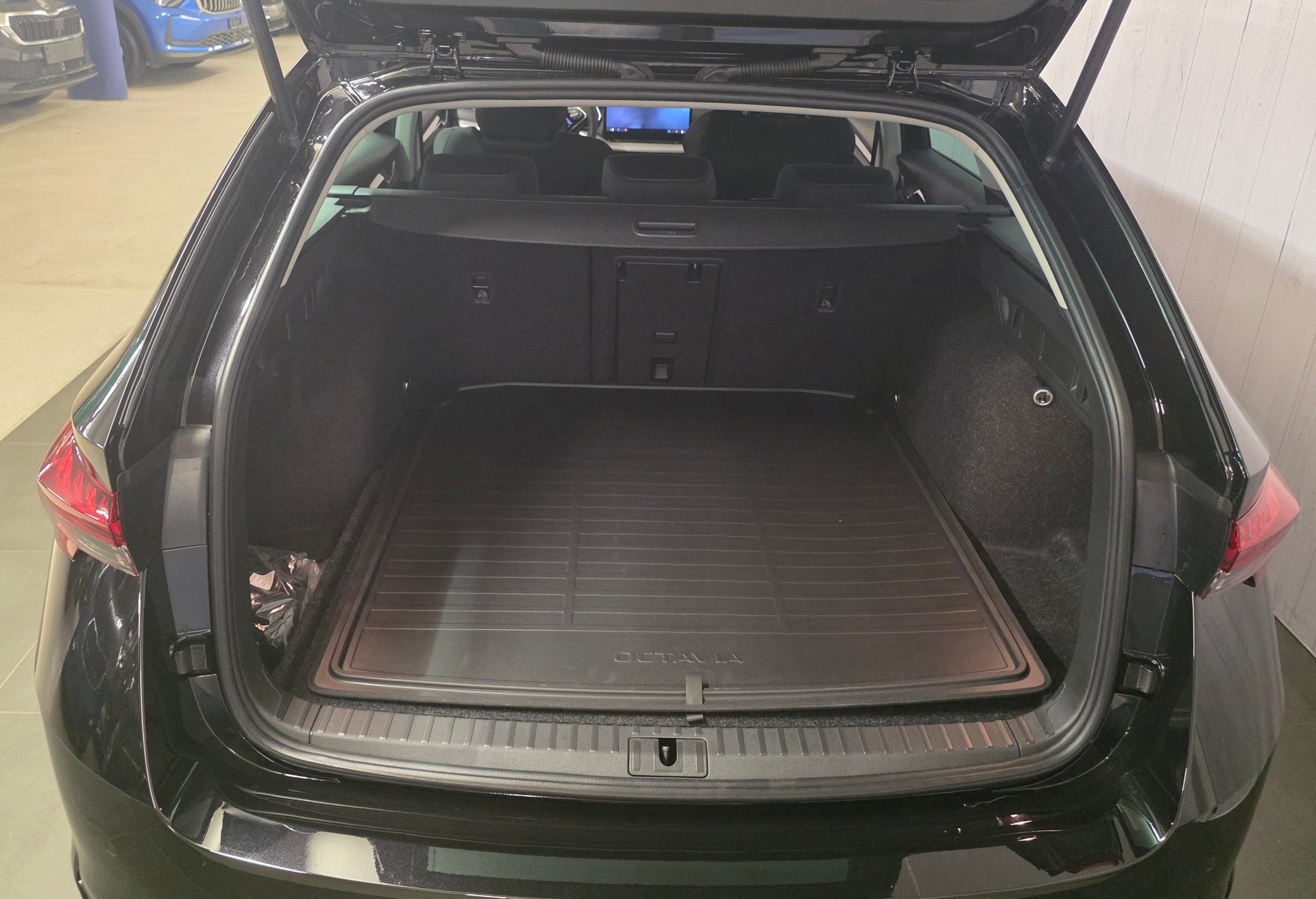 SKODA Octavia Combi 2.0 TDI DSG Selection-image-5