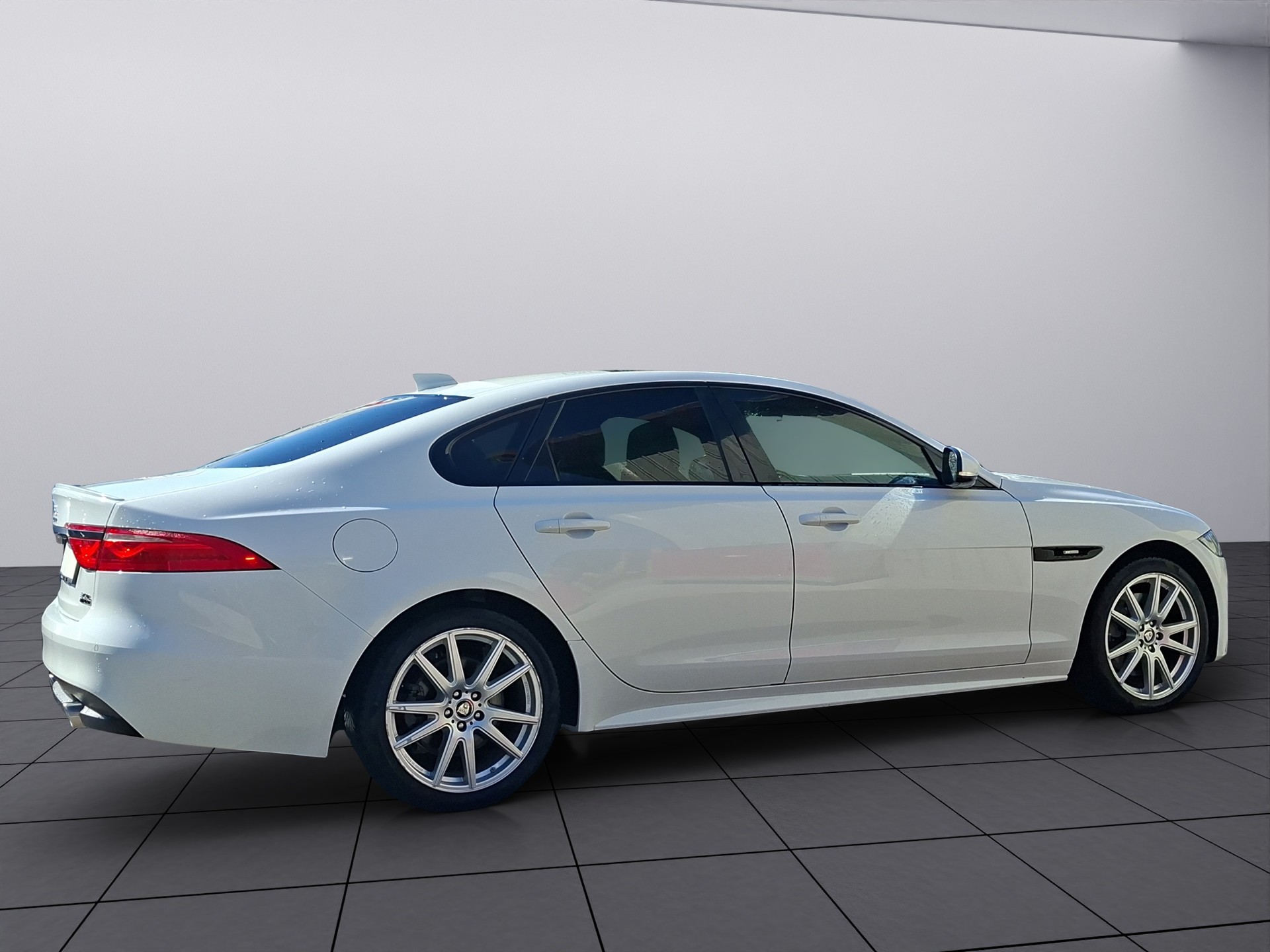 JAGUAR XF 30t R-Sport AWD-image-5