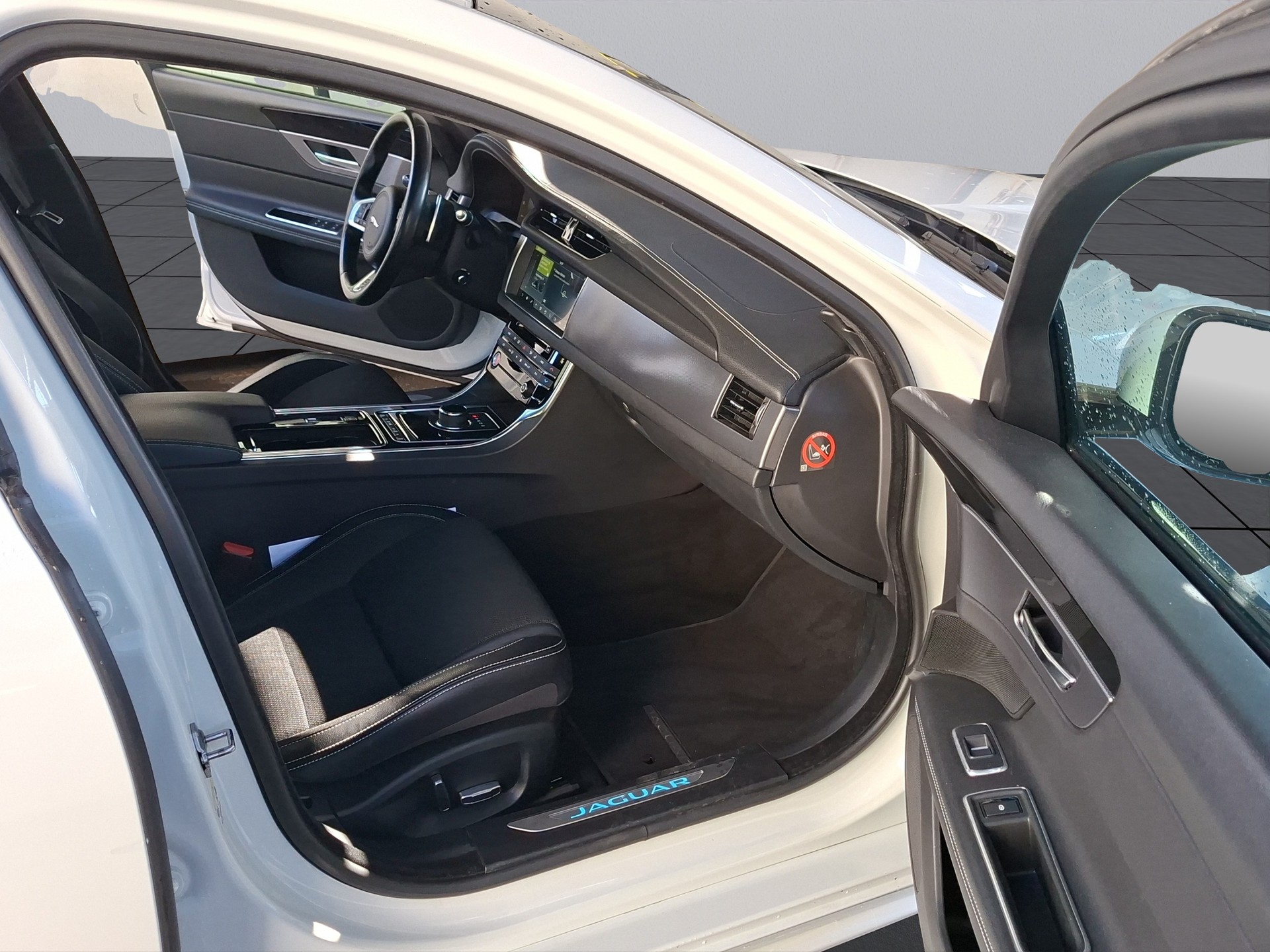 JAGUAR XF 30t R-Sport AWD-image-10