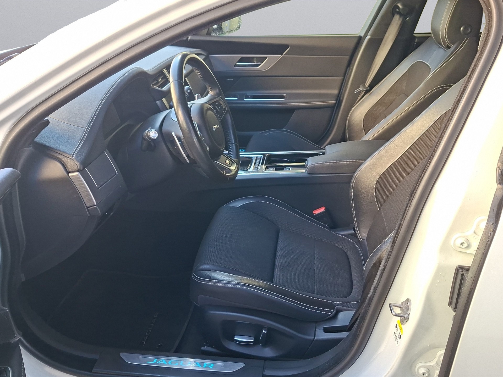 JAGUAR XF 30t R-Sport AWD-image-18