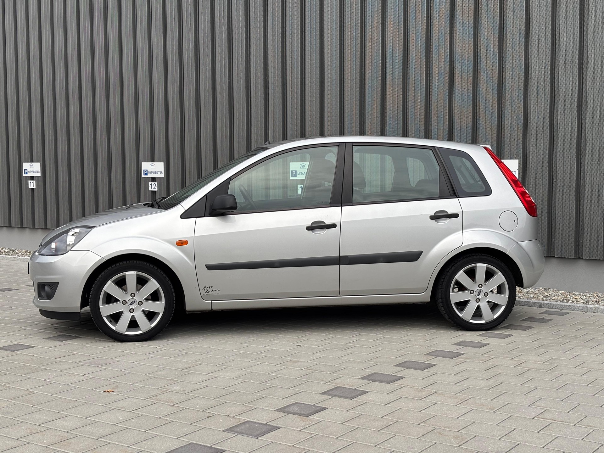 FORD Fiesta 1.6 16V Techno-image-2
