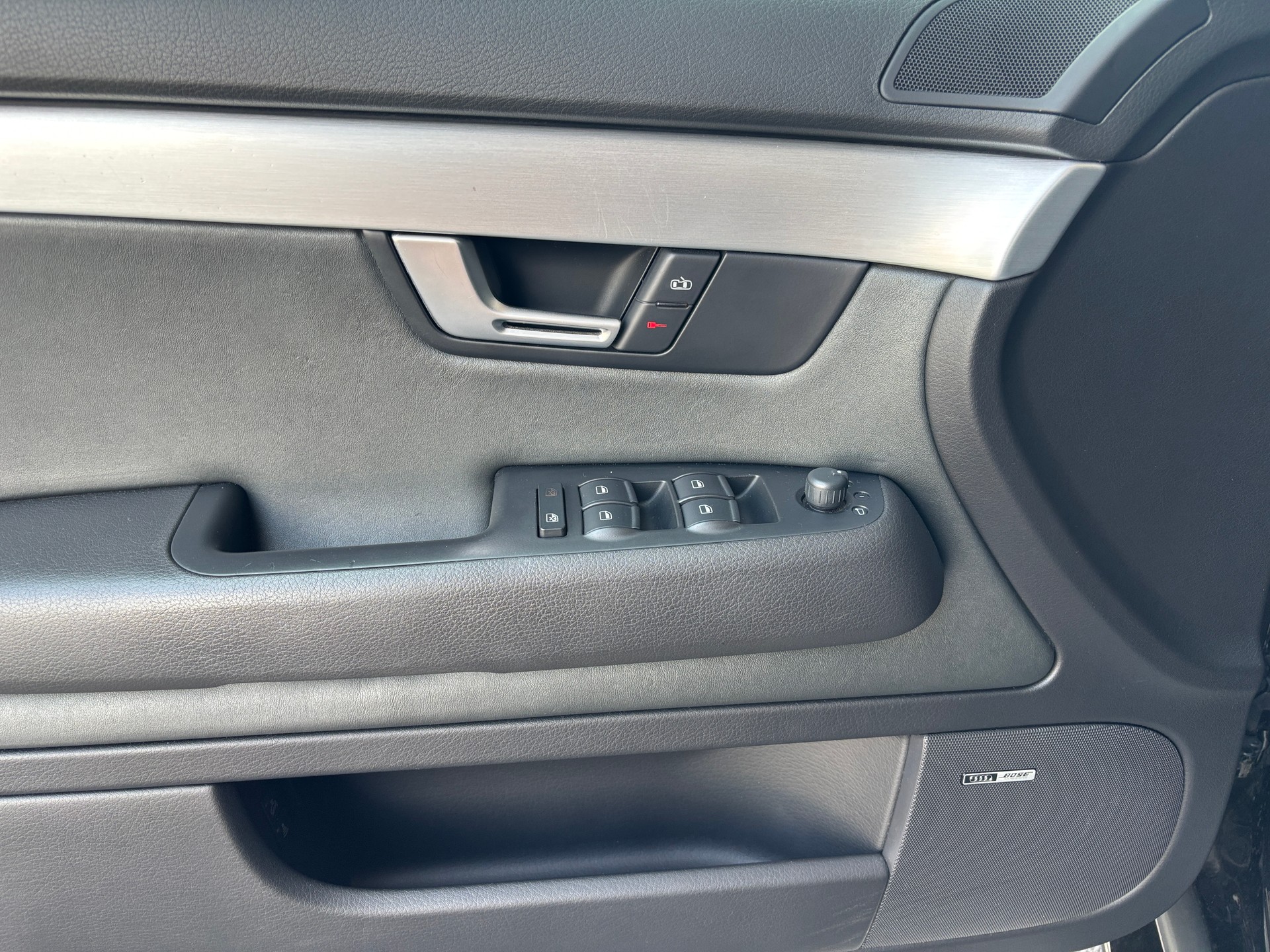 AUDI RS4 Avant 4.2 V8 quattro-image-12