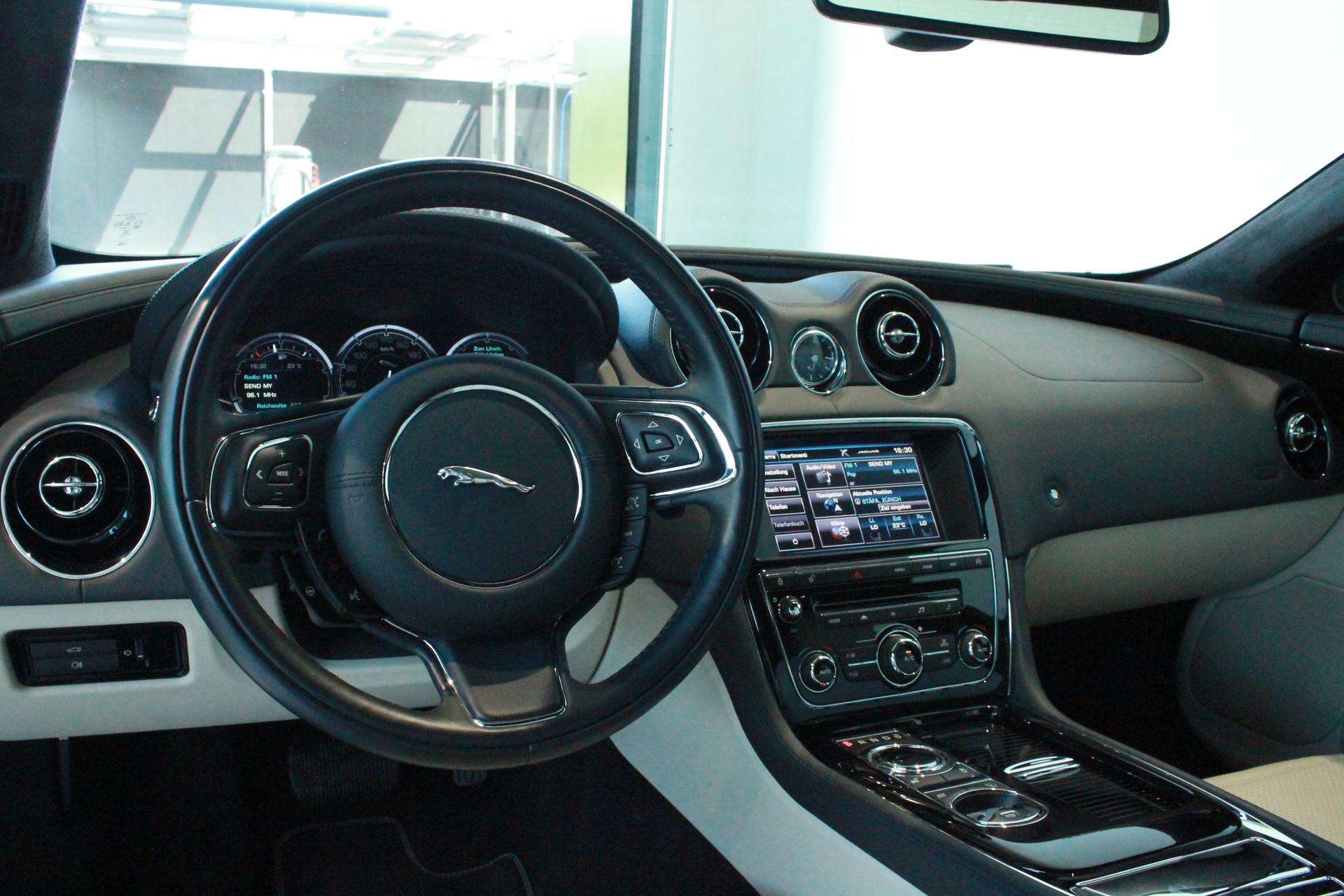 JAGUAR XJ 3.0 V6 S/C Portfolio Automatic AWD-image-4