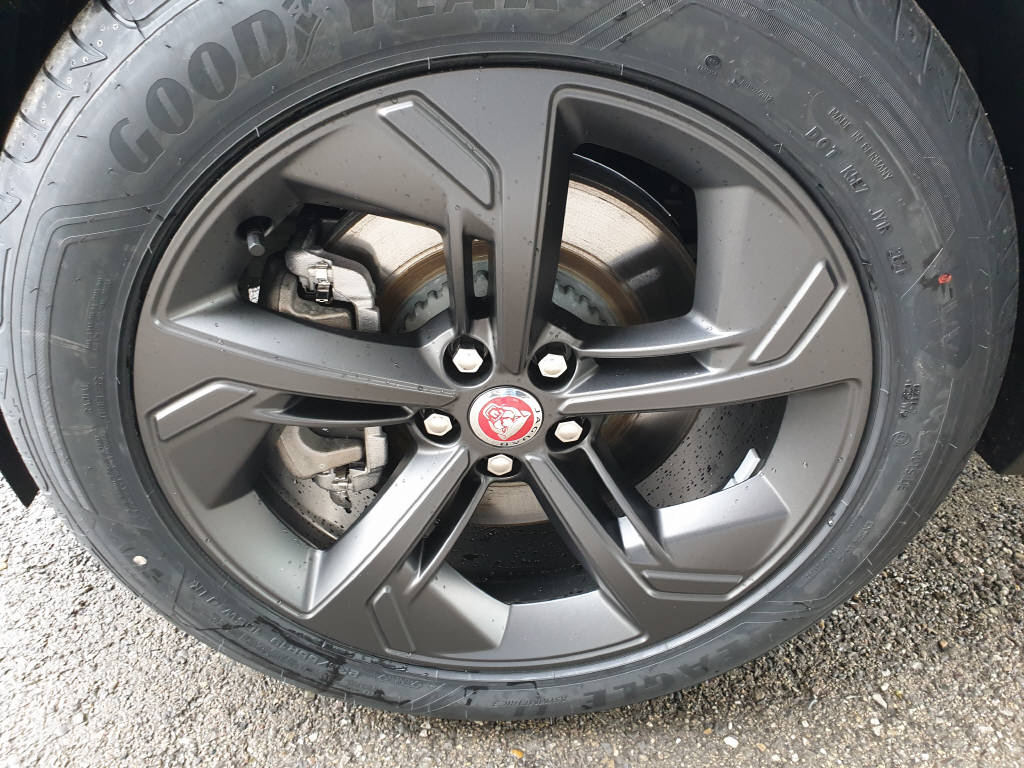 JAGUAR E-Pace P200 R-Dynamic S 4x4-image-11