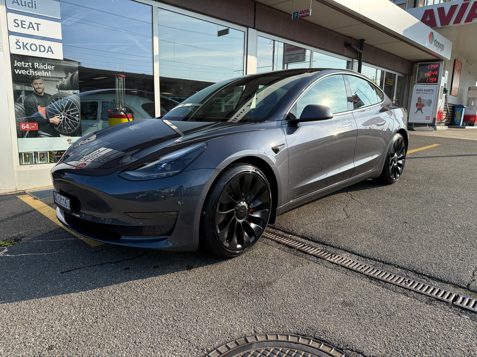 TESLA Facelift Model 3 Performance 514 km (WLTP) Dual Motor AWD Leasingzins 3.98% Leasing ab 297.- monatl.-image-4