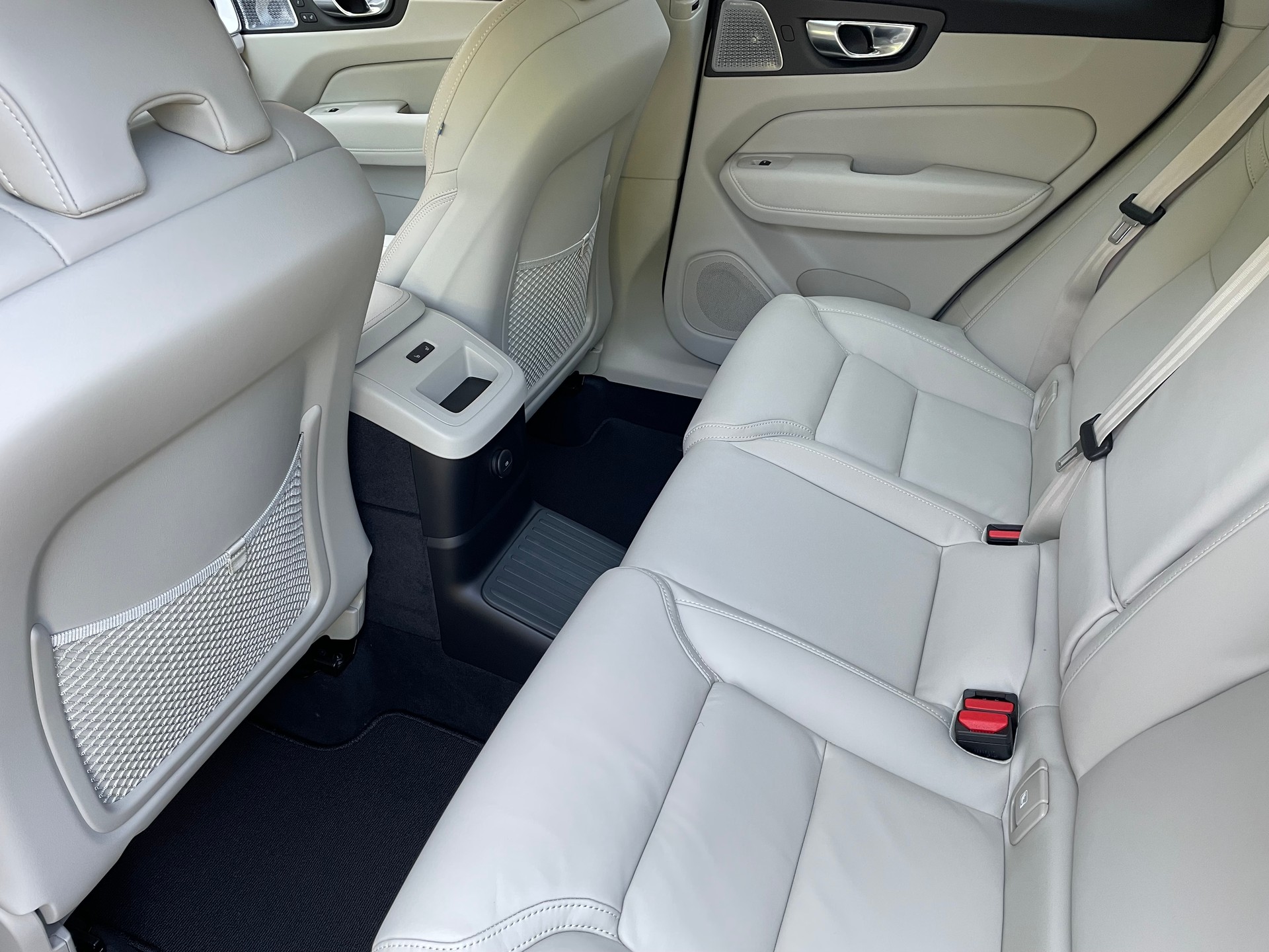 VOLVO XC60 2.0 T6 TE Ultra Dark eAWD-image-4