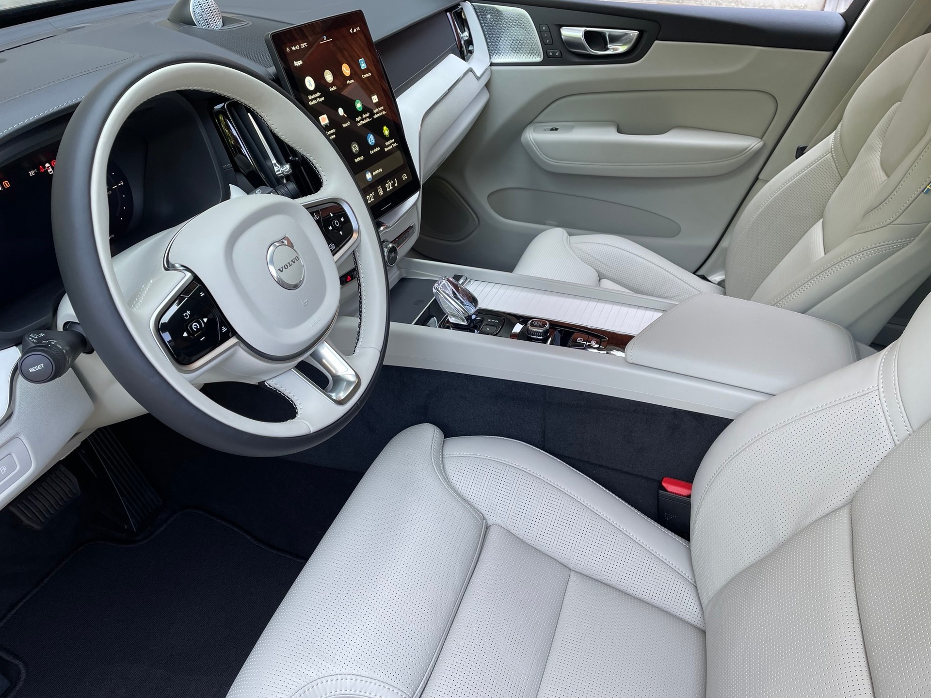 VOLVO XC60 2.0 T6 TE Ultra Dark eAWD-image-3