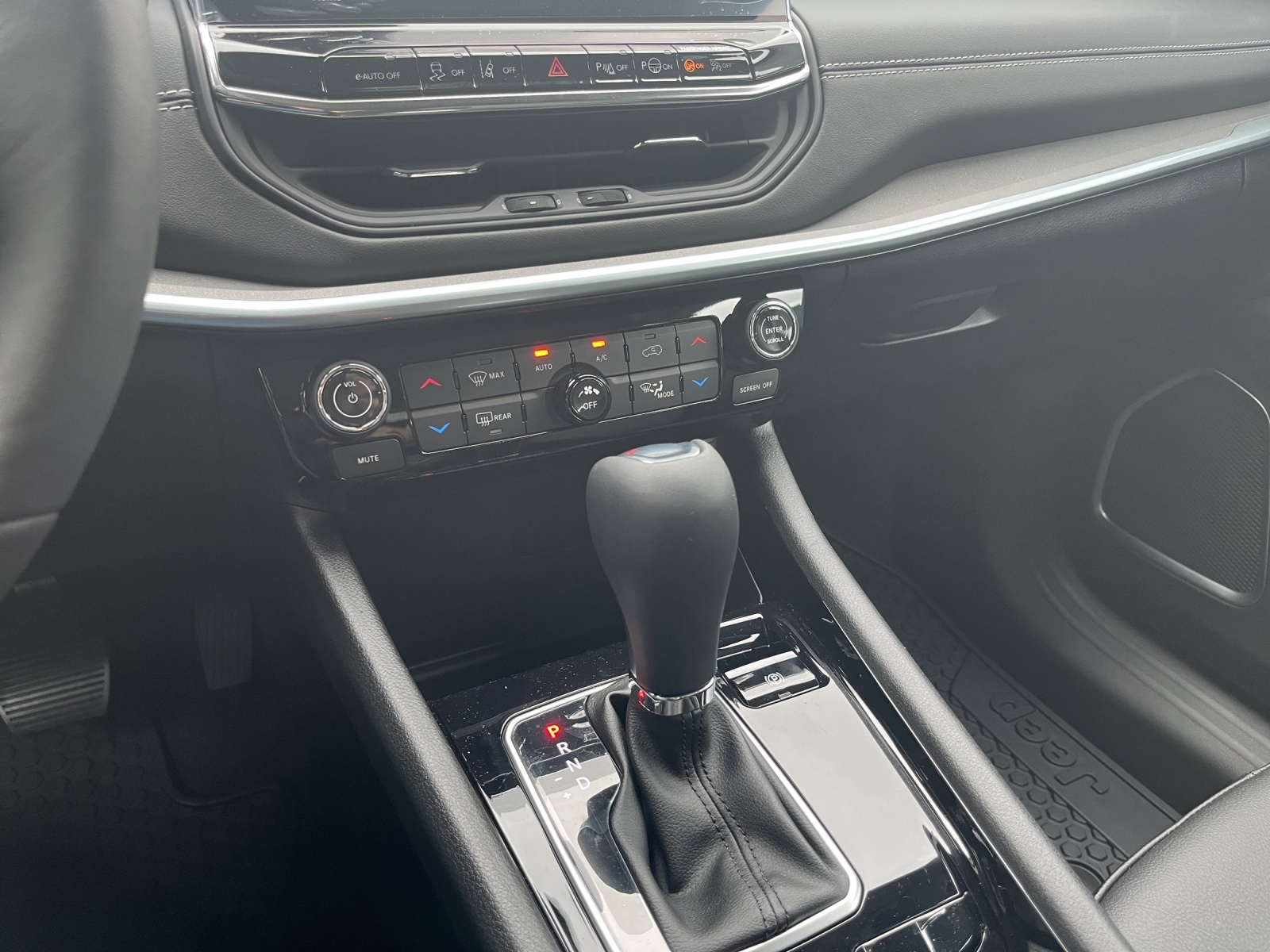 JEEP Compass 1.5 Turbo Swiss Altitude-image-11