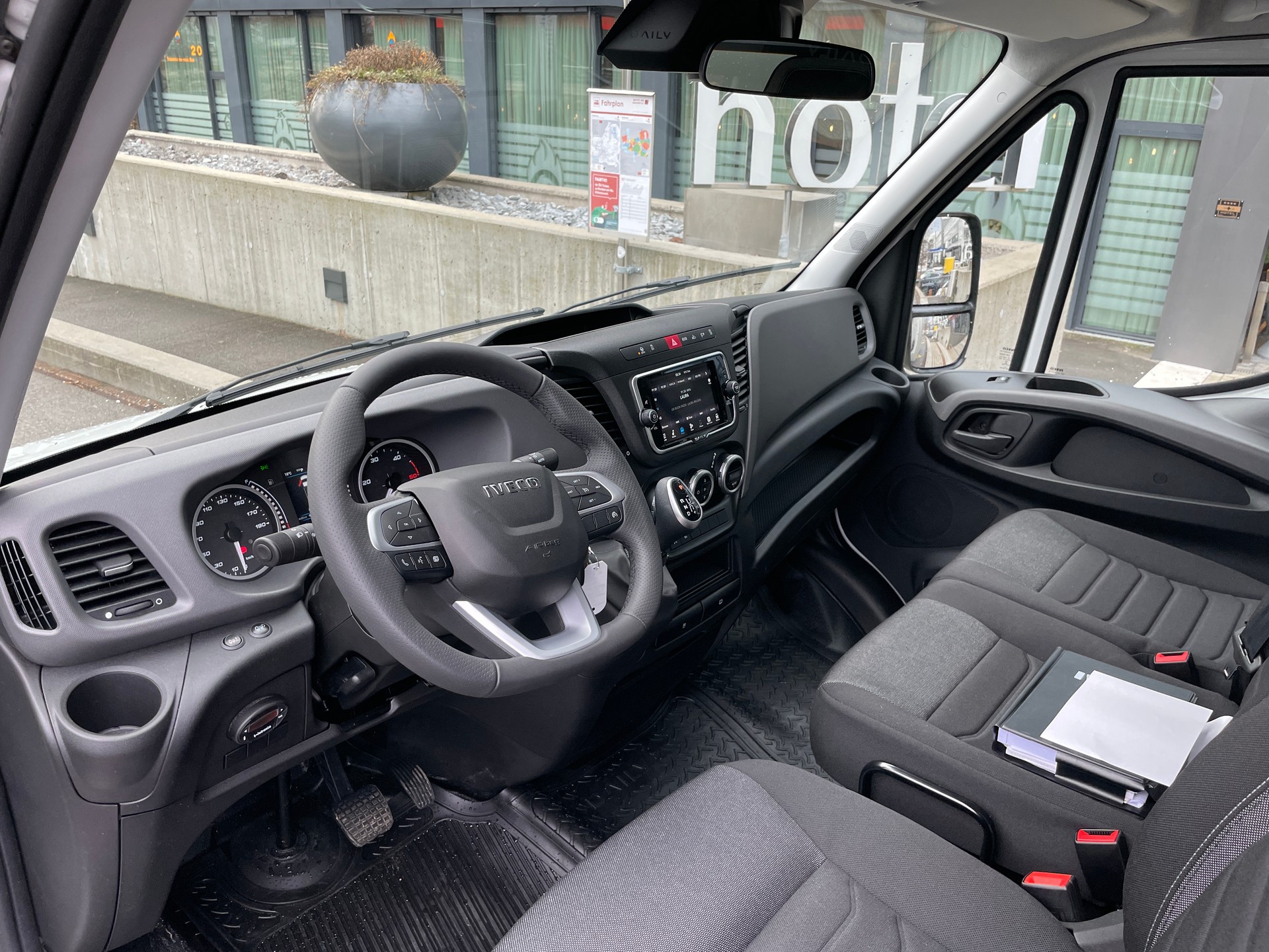 IVECO 35 S 16H A8 Kastenwagen mit Hebebühne-image-12