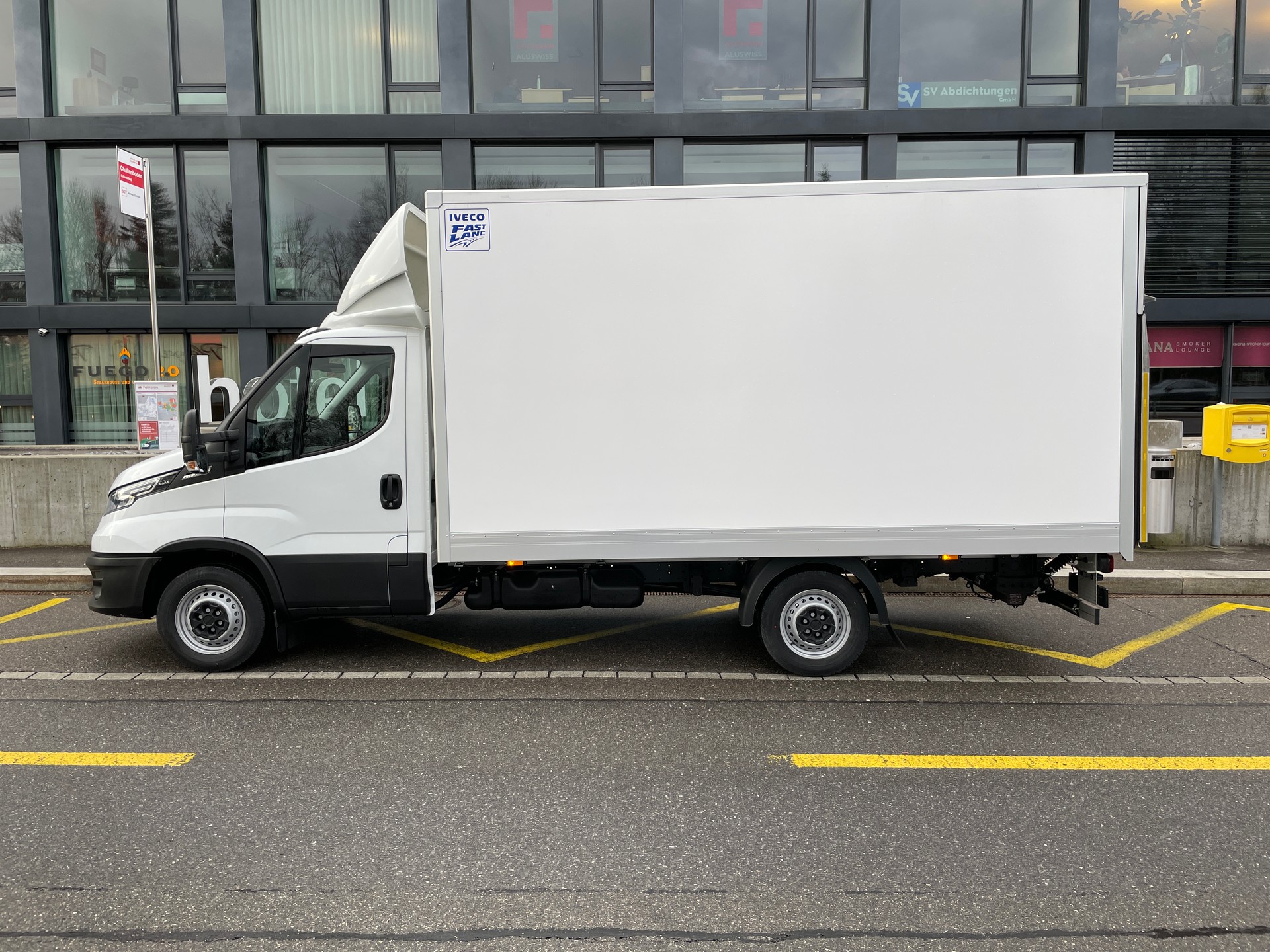 IVECO 35 S 16H A8 Kastenwagen mit Hebebühne-image-11
