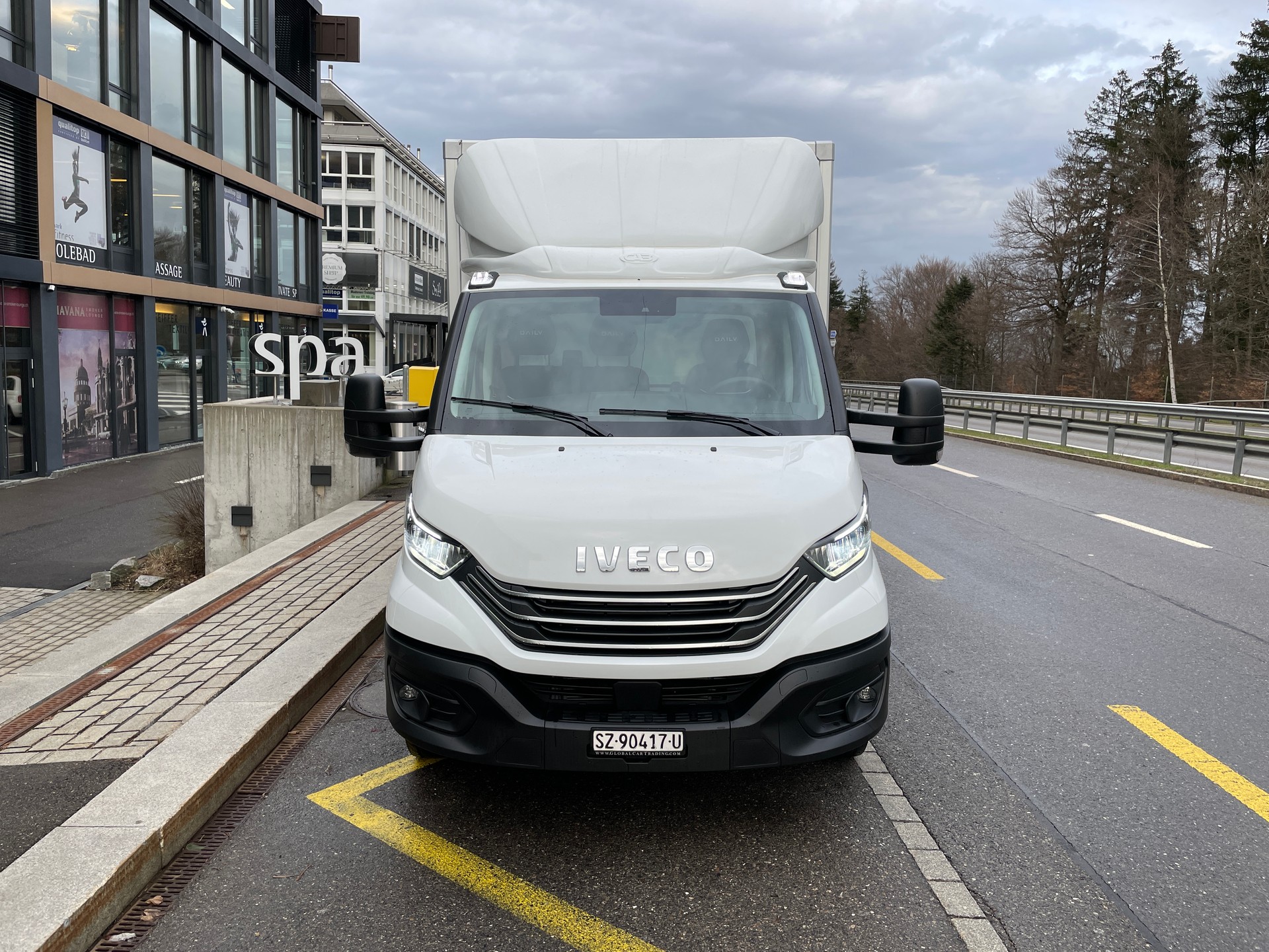 IVECO 35 S 16H A8 Kastenwagen mit Hebebühne-image-1