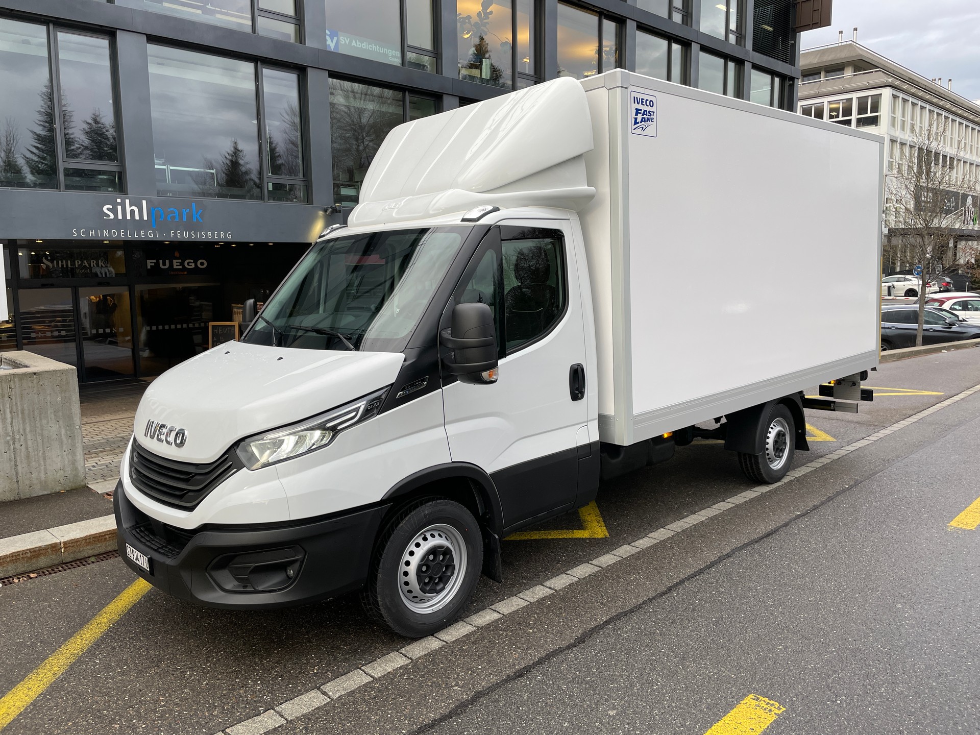 IVECO 35 S 16H A8 Kastenwagen mit Hebebühne-image-0