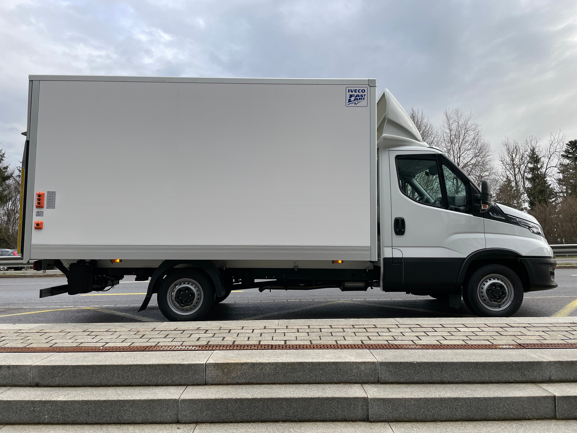 IVECO 35 S 16H A8 Kastenwagen mit Hebebühne-image-3