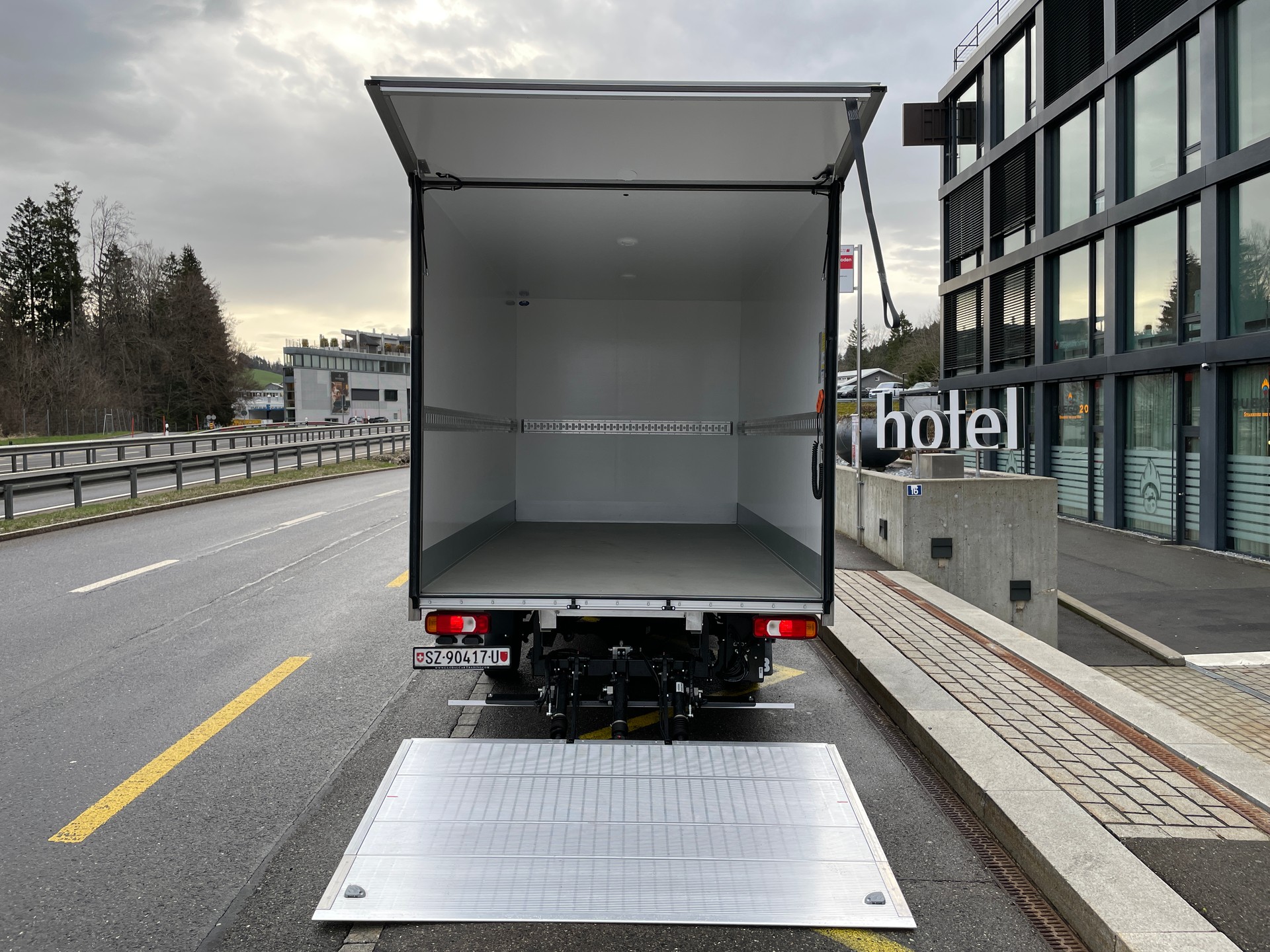 IVECO 35 S 16H A8 Kastenwagen mit Hebebühne-image-7