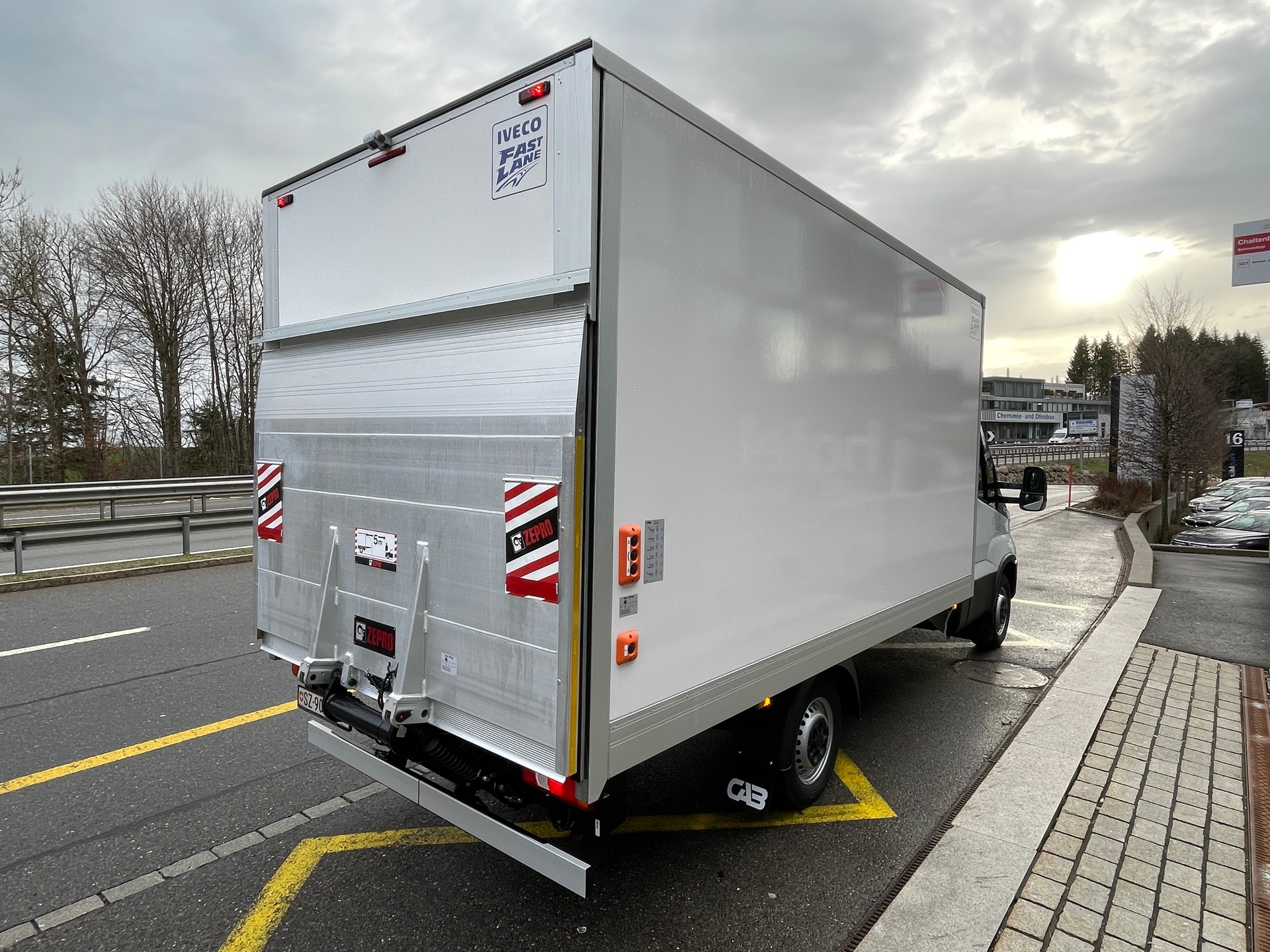 IVECO 35 S 16H A8 Kastenwagen mit Hebebühne-image-4