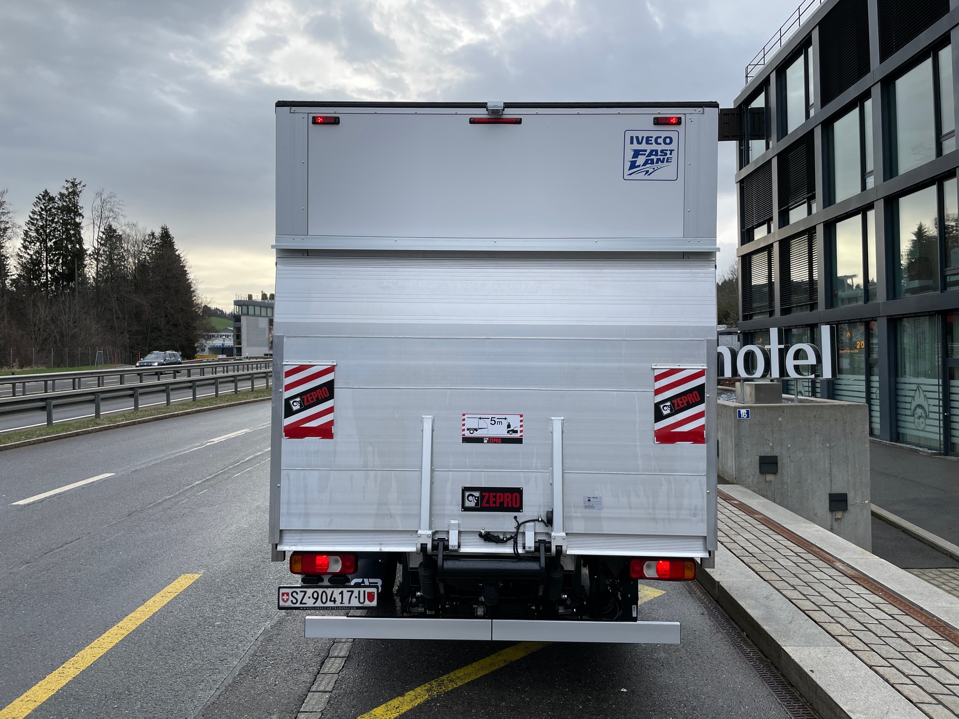 IVECO 35 S 16H A8 Kastenwagen mit Hebebühne-image-5