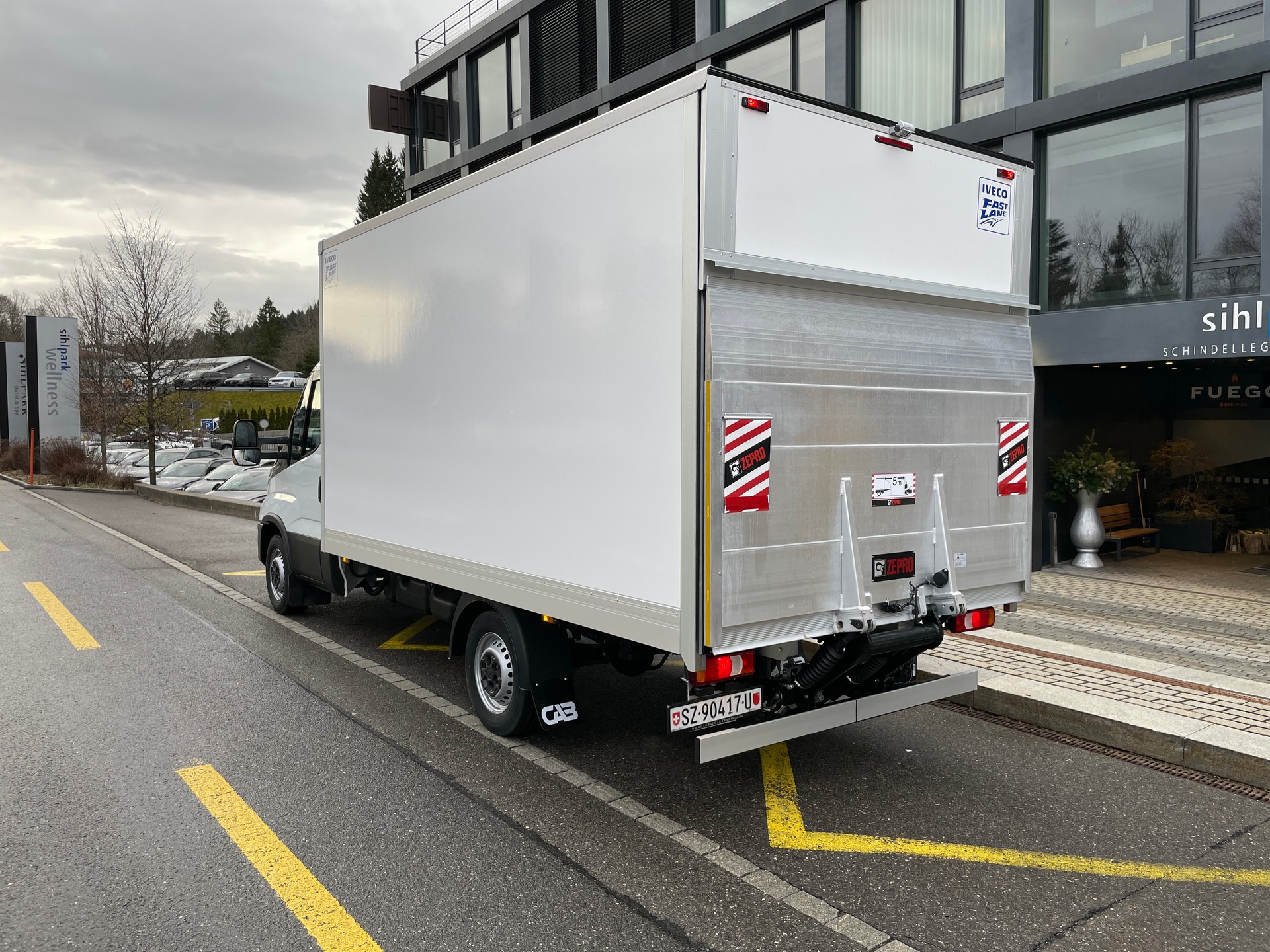 IVECO 35 S 16H A8 Kastenwagen mit Hebebühne-image-10