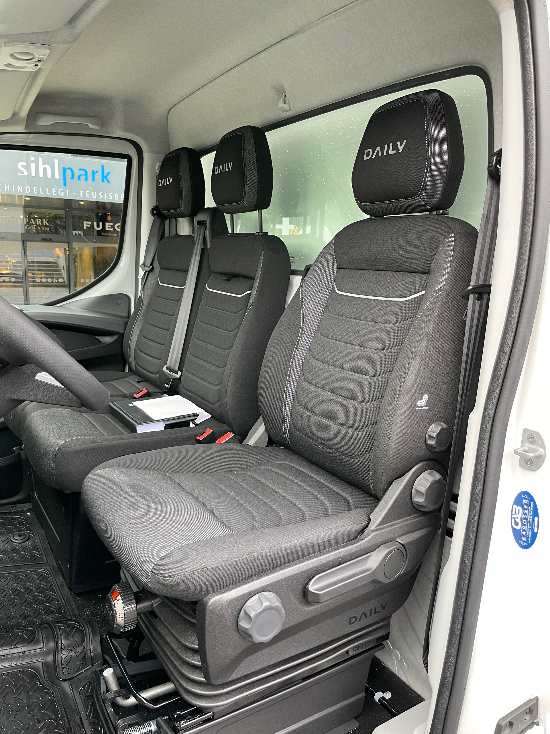 IVECO 35 S 16H A8 Kastenwagen mit Hebebühne-image-15