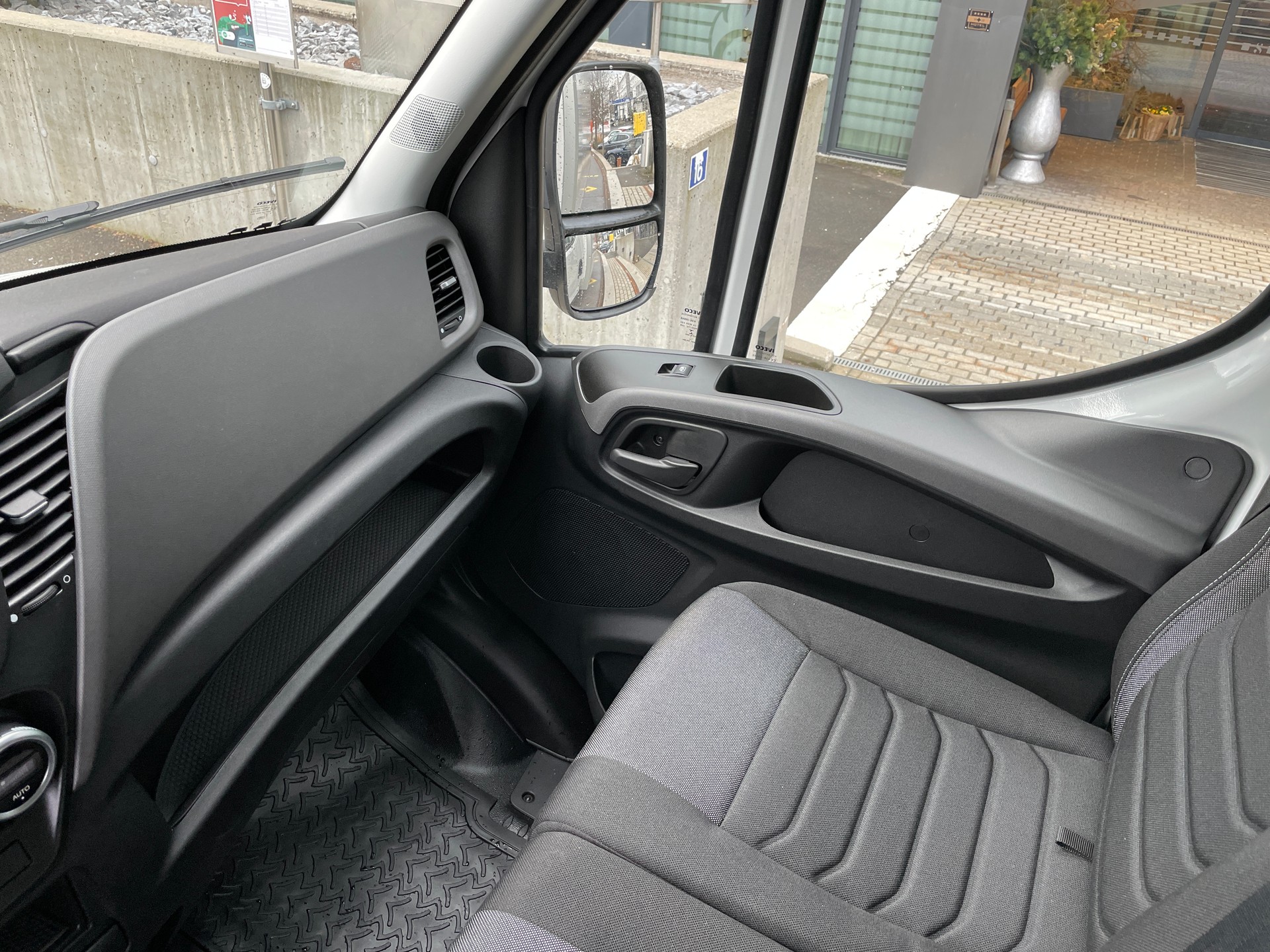 IVECO 35 S 16H A8 Kastenwagen mit Hebebühne-image-20
