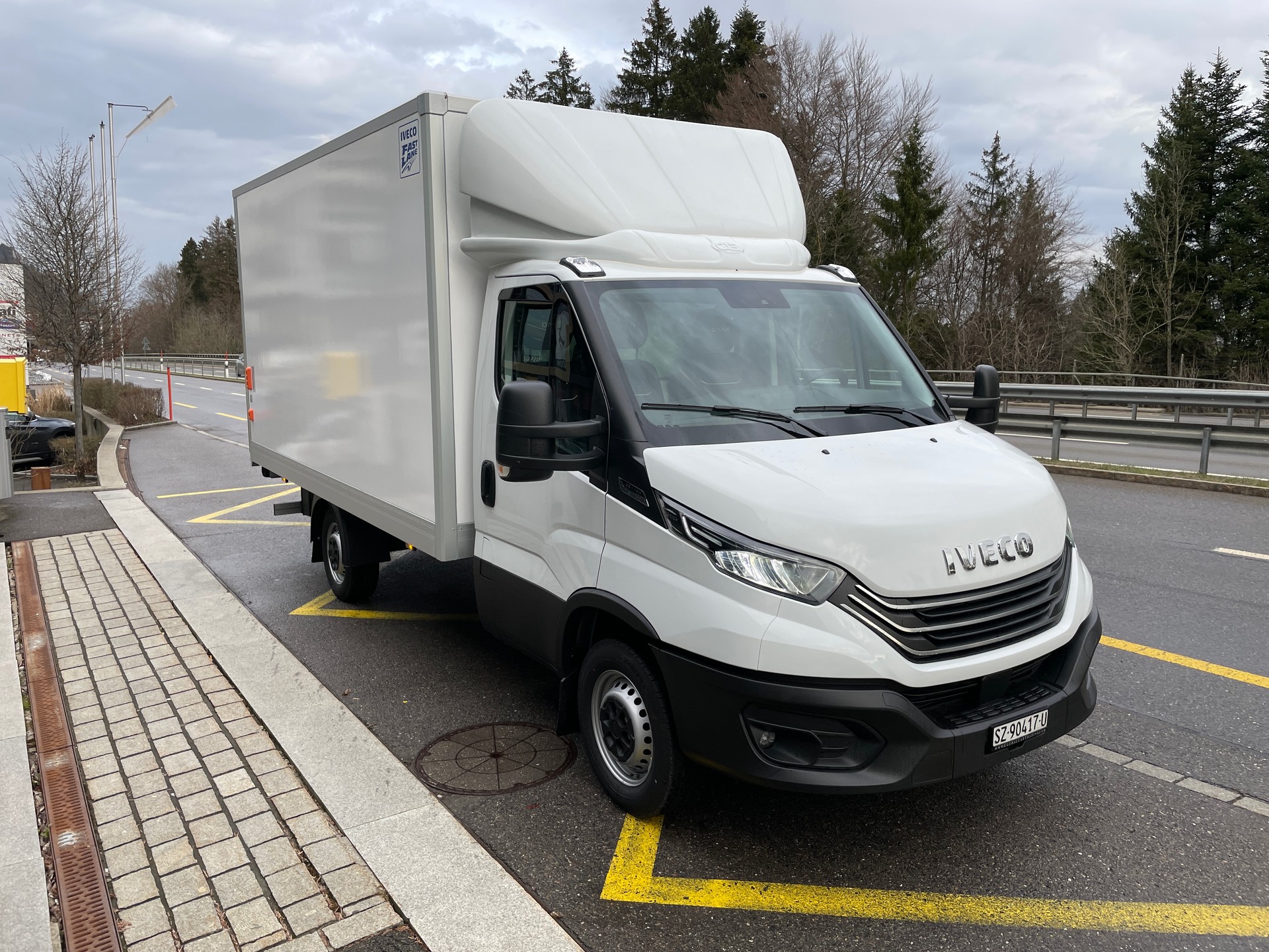 IVECO 35 S 16H A8 Kastenwagen mit Hebebühne-image-2
