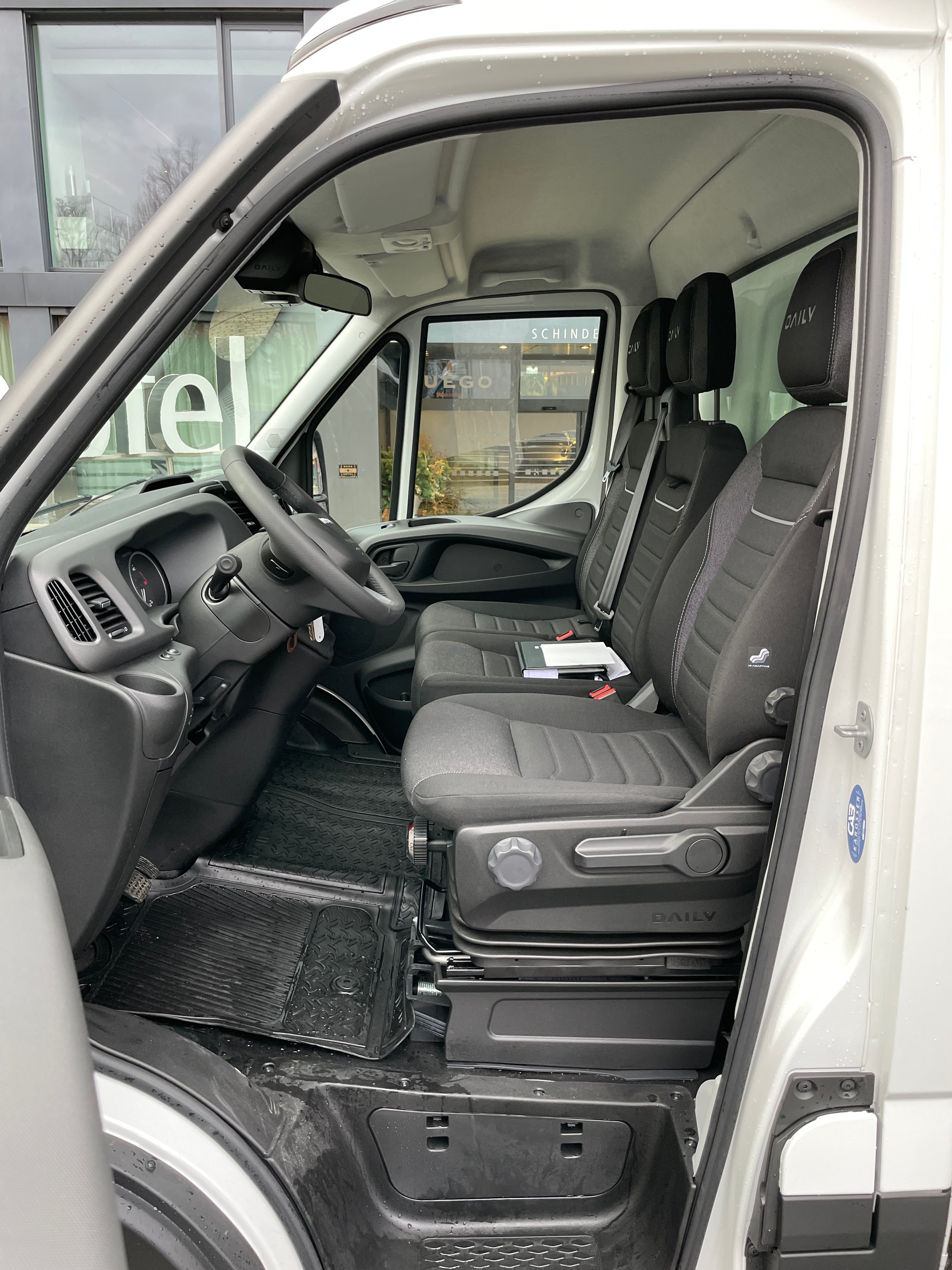 IVECO 35 S 16H A8 Kastenwagen mit Hebebühne-image-14
