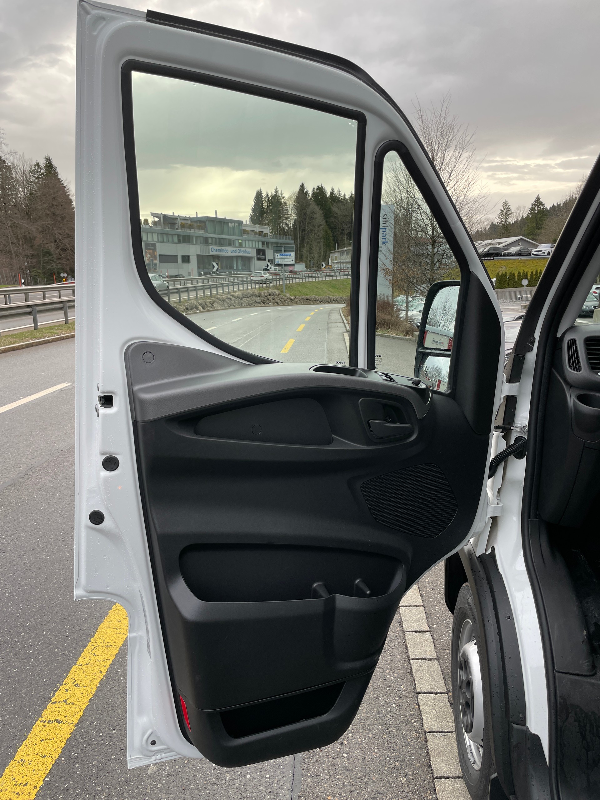 IVECO 35 S 16H A8 Kastenwagen mit Hebebühne-image-13