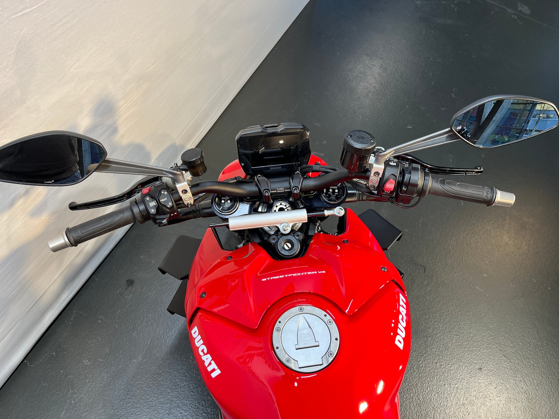 DUCATI Streetfighter V4-showroom-element-3
