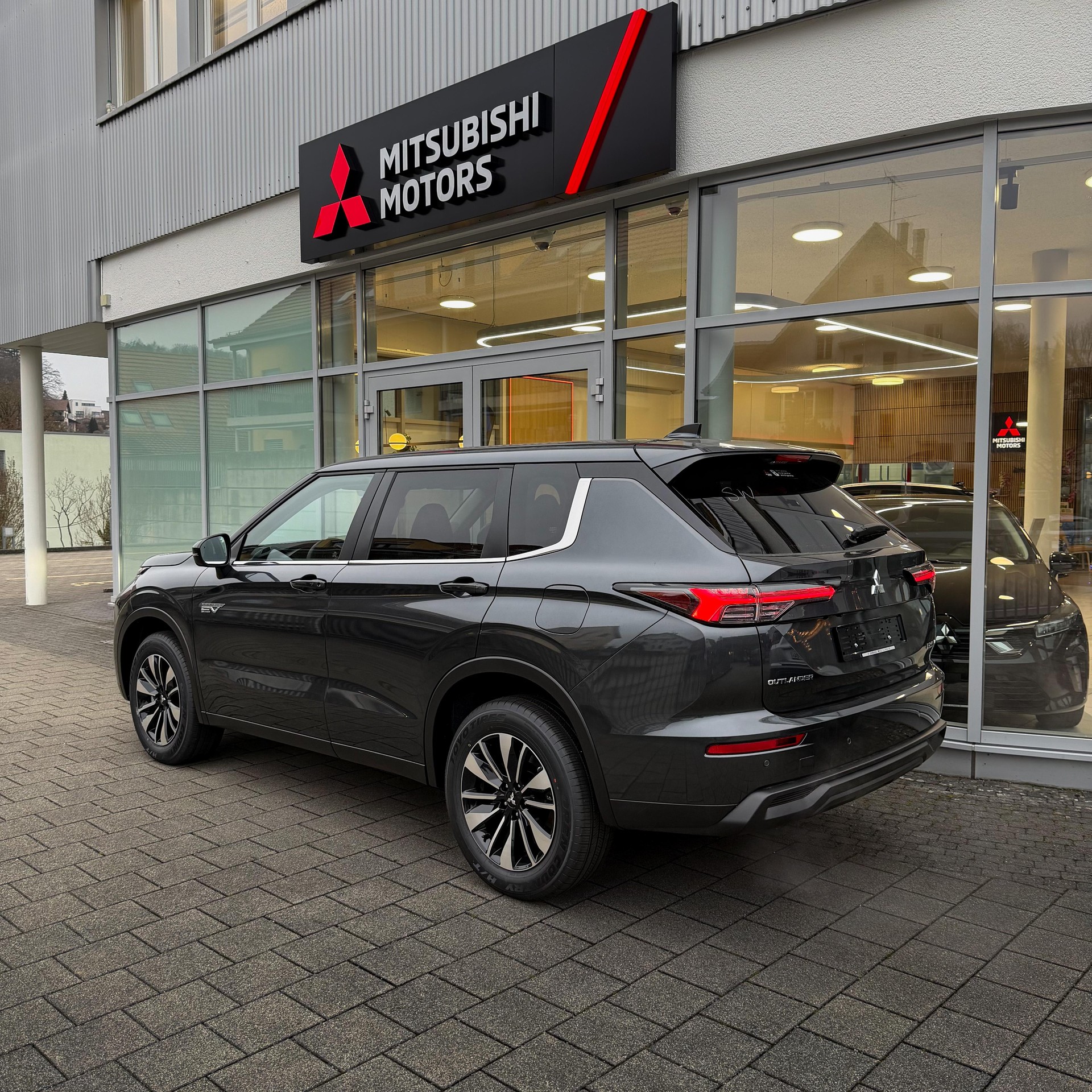 MITSUBISHI Outlander 2.4 PHEV Invite 4x4-image-1