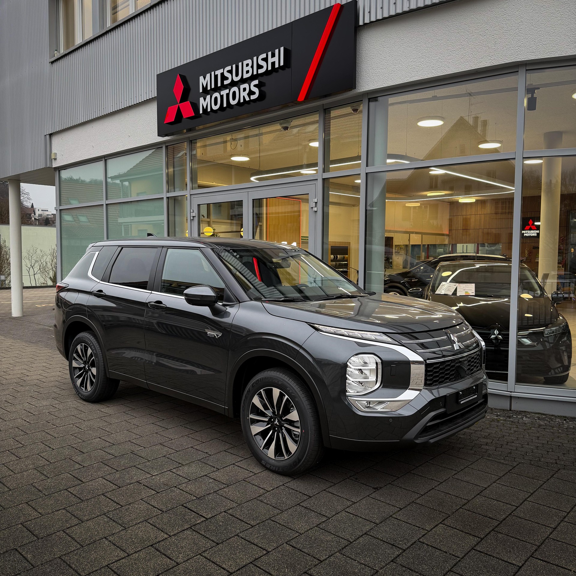 MITSUBISHI Outlander 2.4 PHEV Invite 4x4-image-0