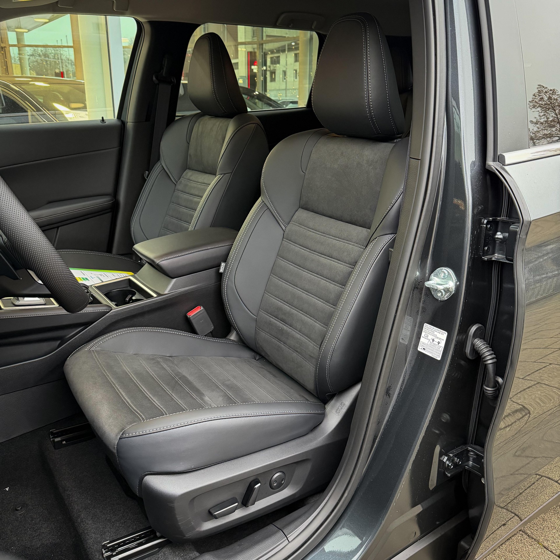 MITSUBISHI Outlander 2.4 PHEV Invite 4x4-image-10