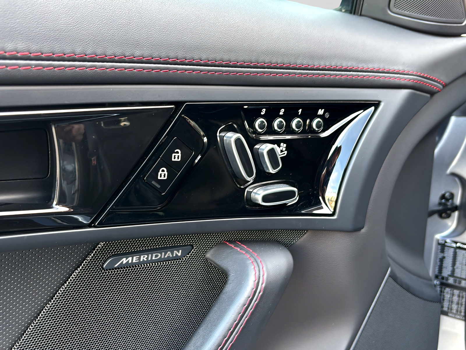 JAGUAR F-Type Convertible 5.0 V8 R AWD-image-15