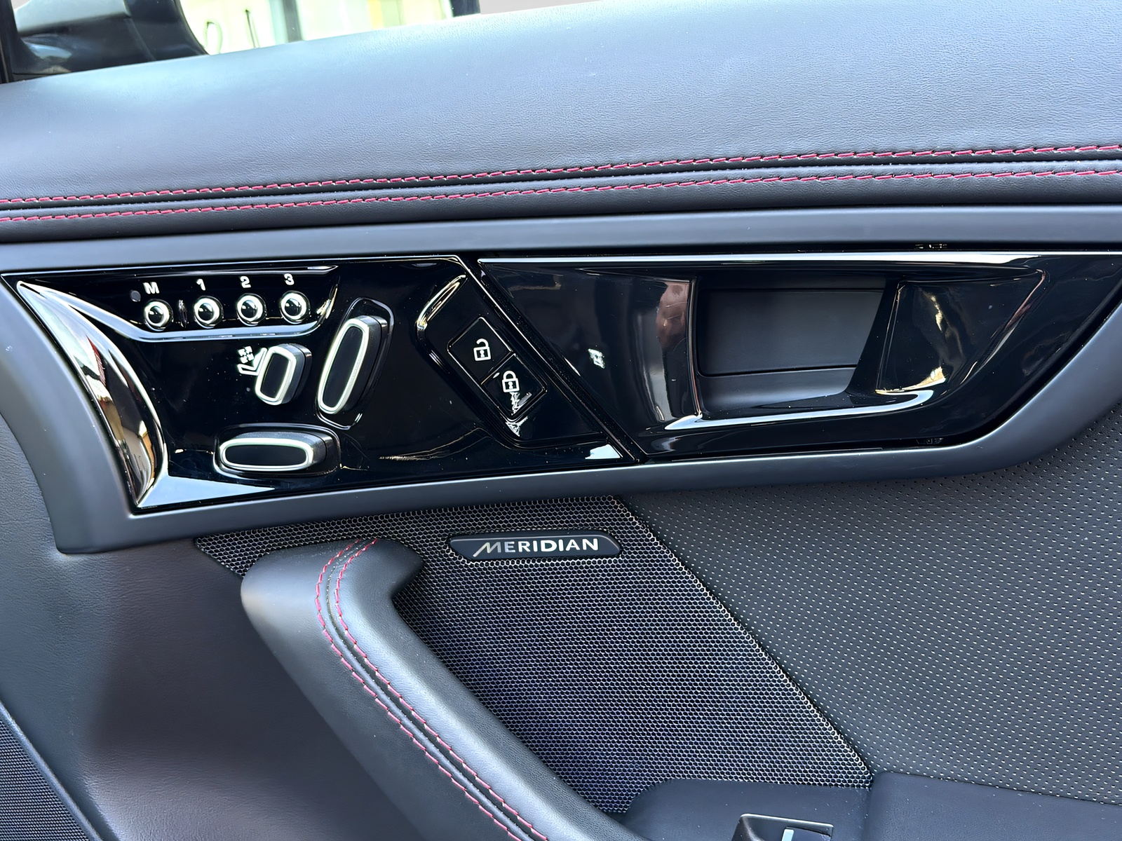 JAGUAR F-Type Convertible 5.0 V8 R AWD-image-14