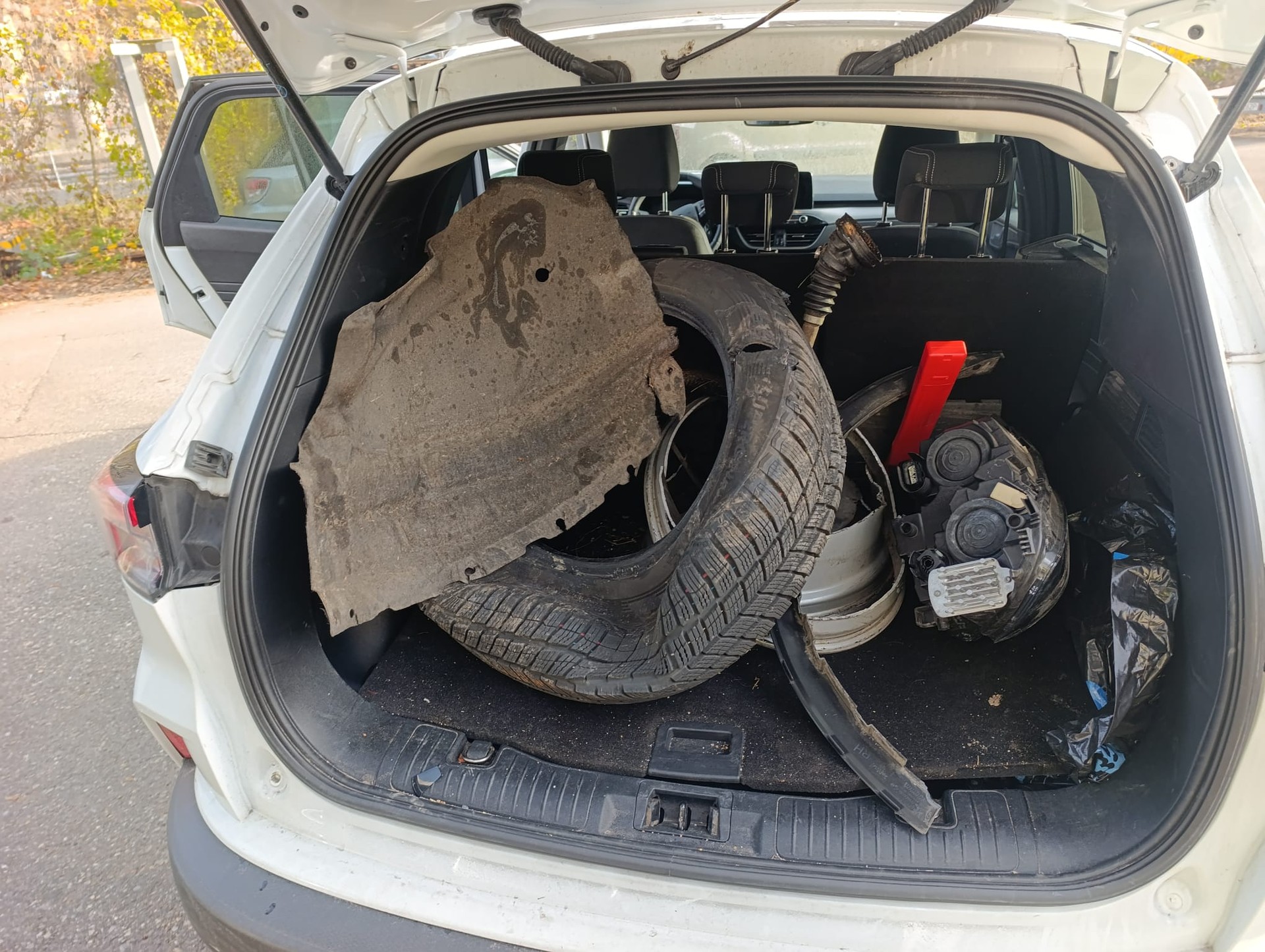 FORD Kuga 2.5 FHEV Titanium 4WD-image-10