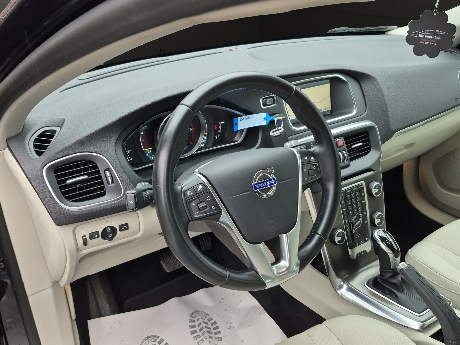 VOLVO V40 D3 Kinetic R-Design Geartronic-image-10