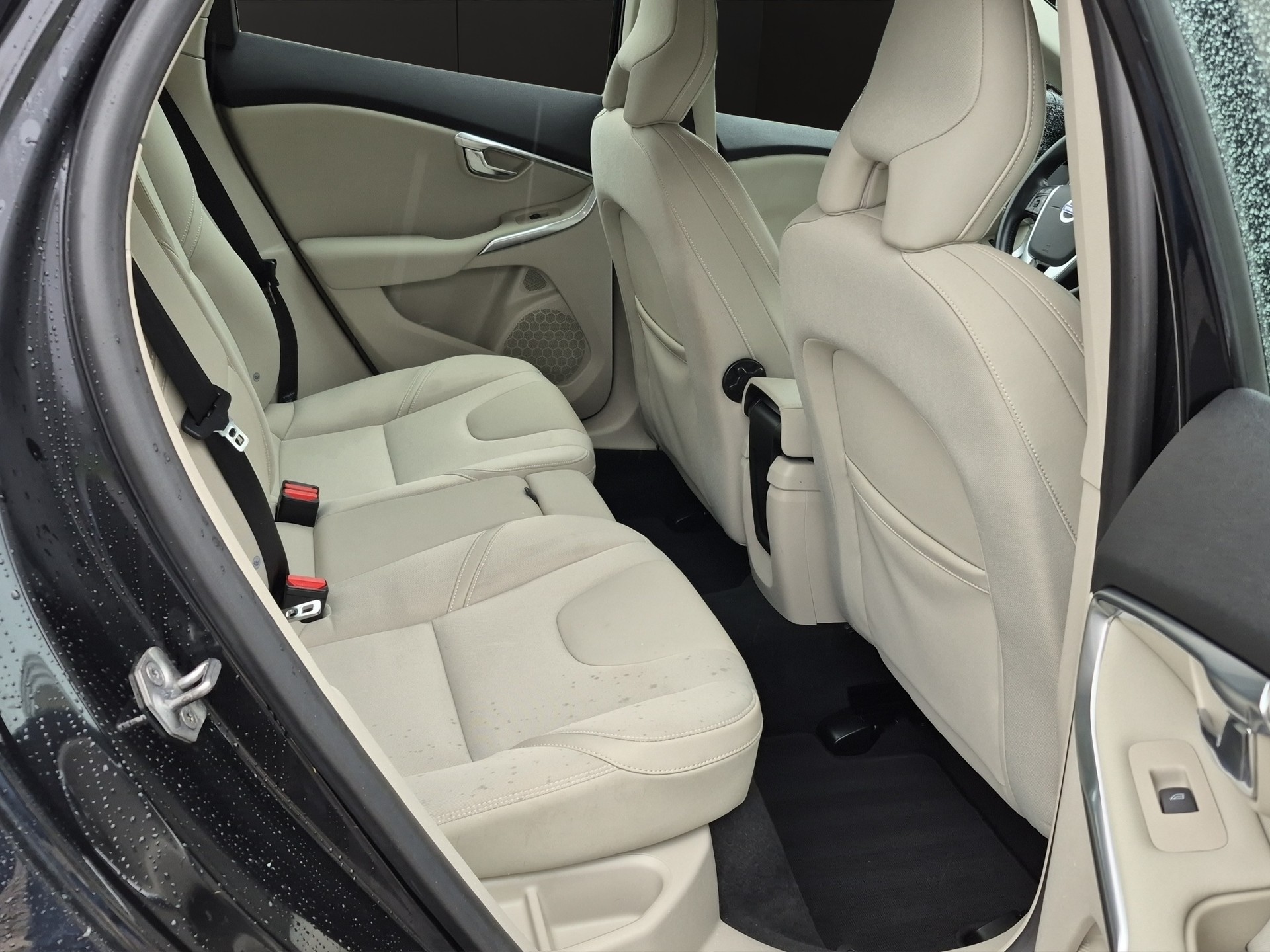VOLVO V40 D3 Kinetic R-Design Geartronic-image-14