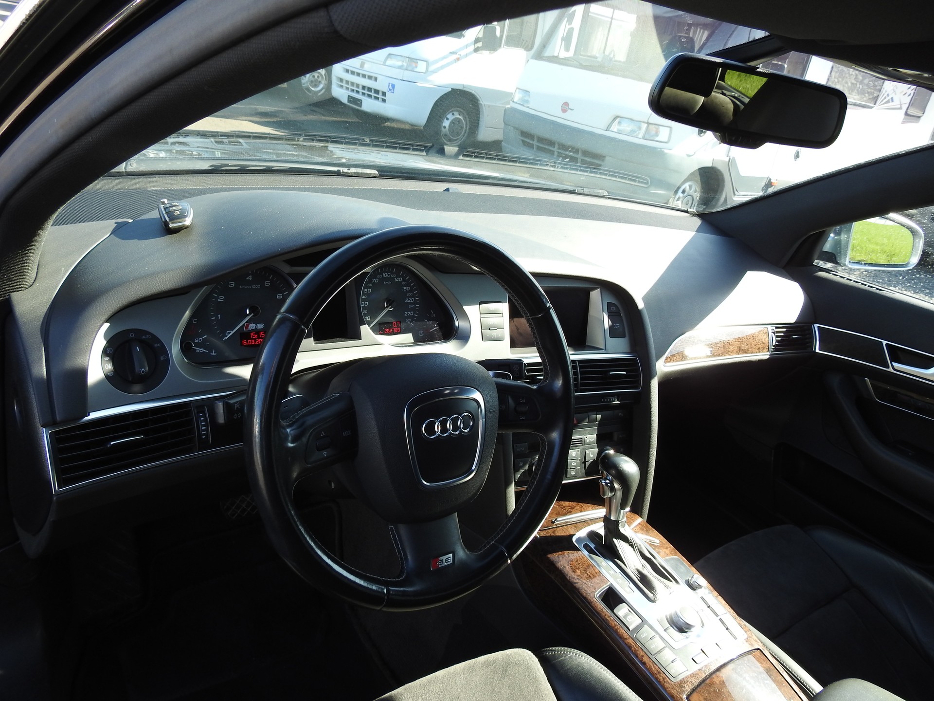 AUDI S6 Avant 5.2 V10 quattro tiptronic-image-13