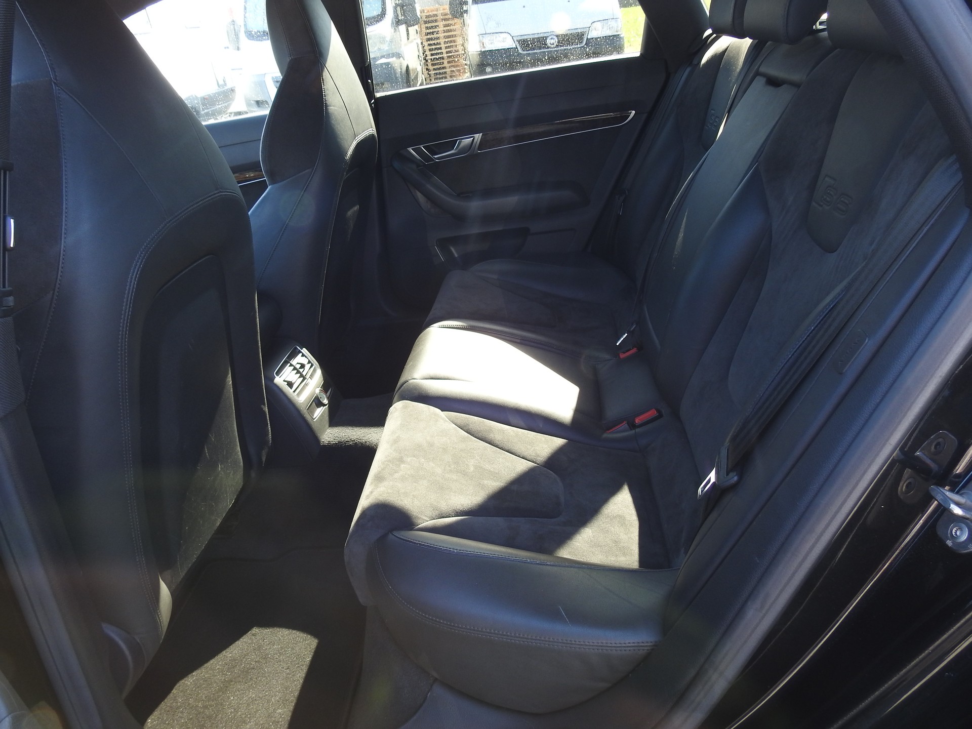 AUDI S6 Avant 5.2 V10 quattro tiptronic-image-16