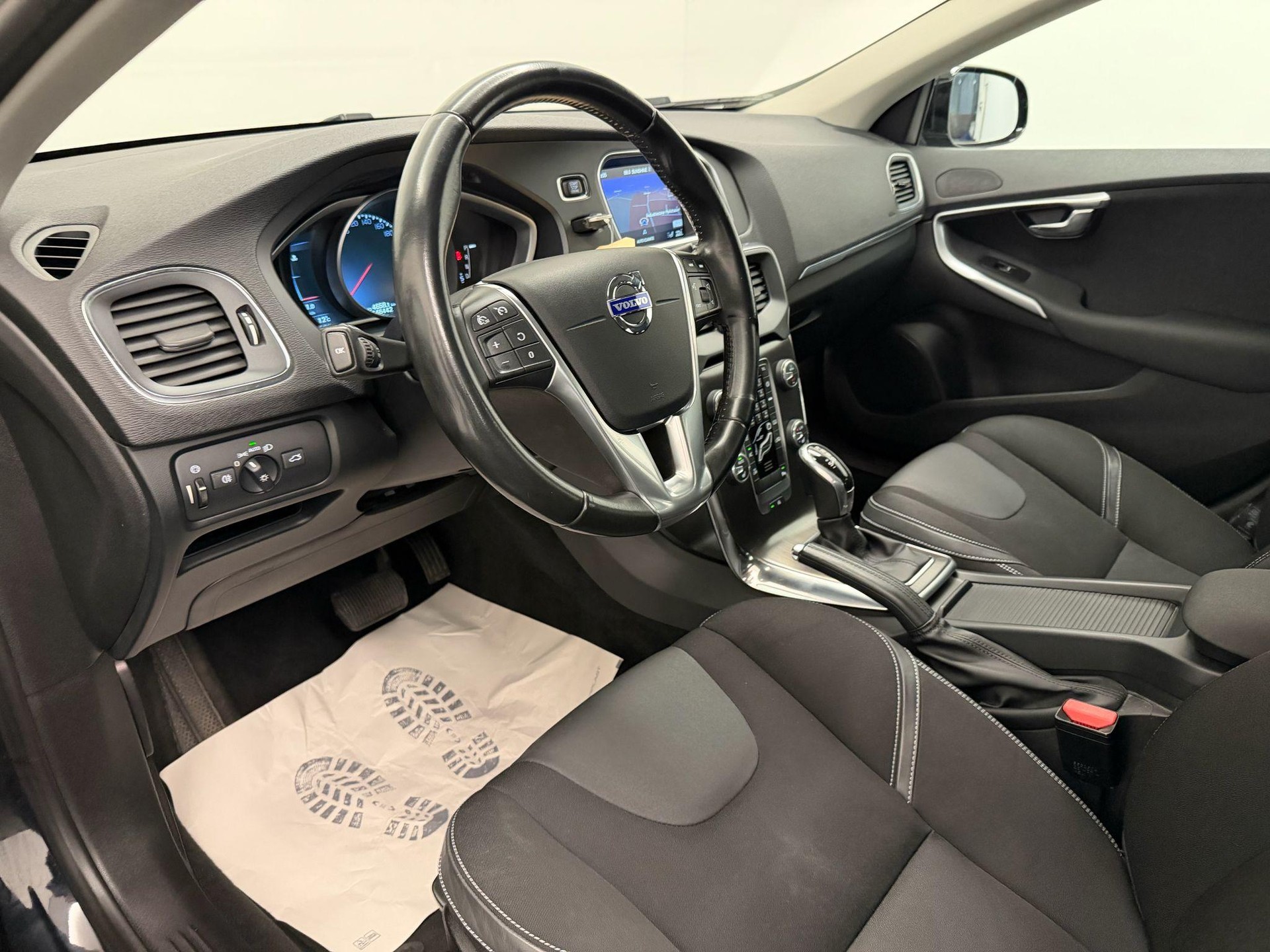VOLVO V40 2.0 D3 Momentum S/S-image-9