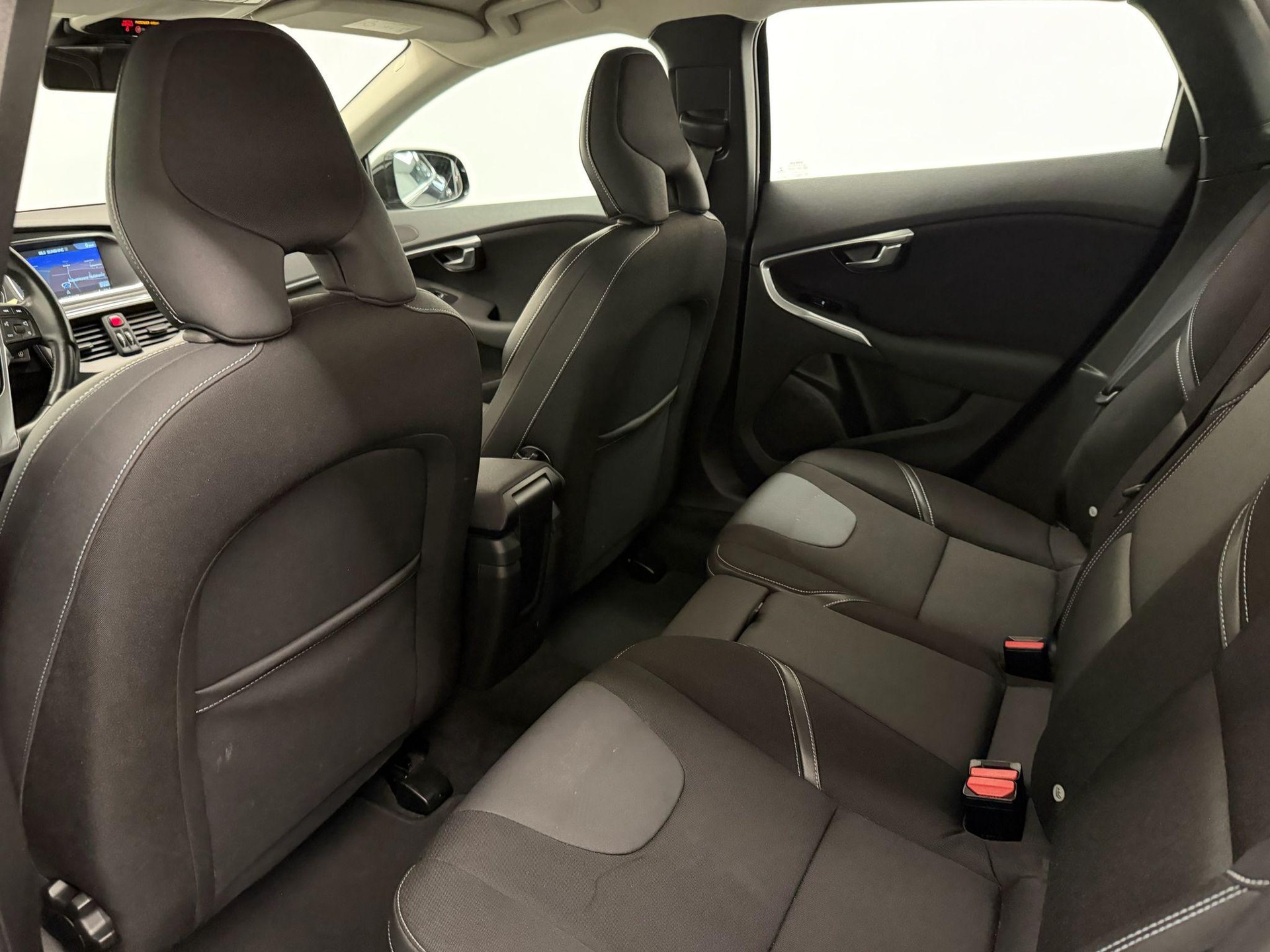 VOLVO V40 2.0 D3 Momentum S/S-image-14
