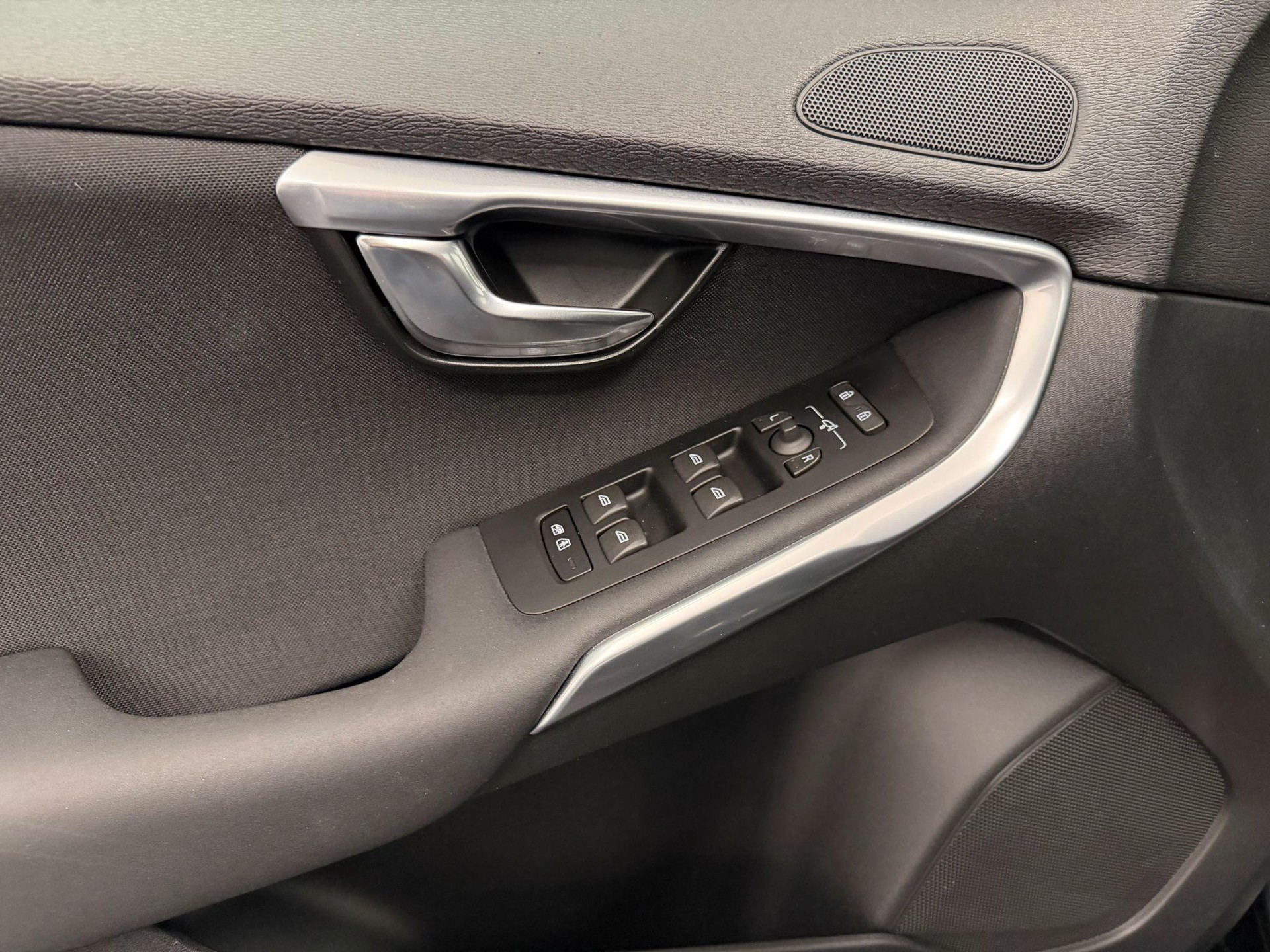 VOLVO V40 2.0 D3 Momentum S/S-image-12