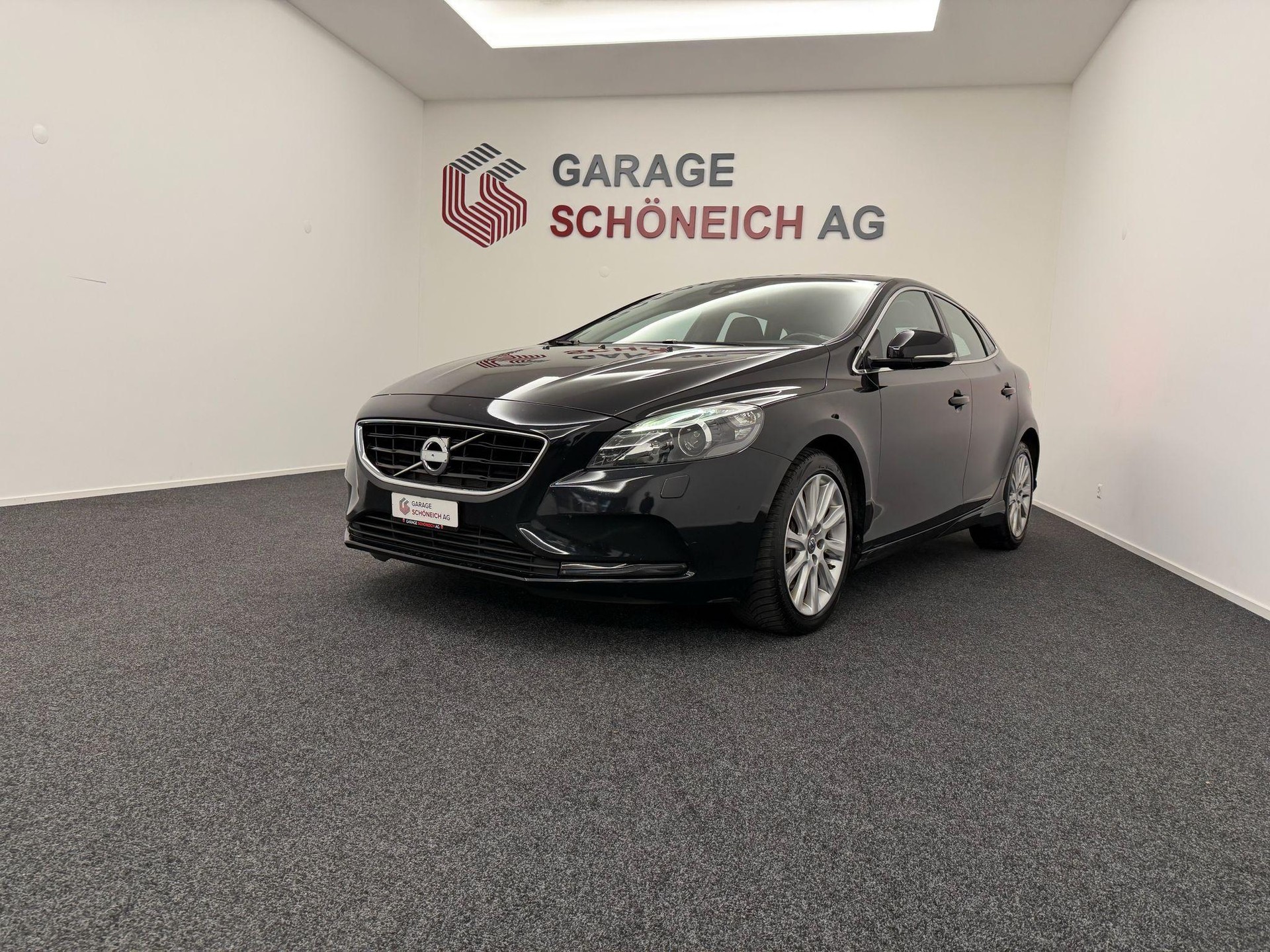 VOLVO V40 2.0 D3 Momentum S/S-image-0