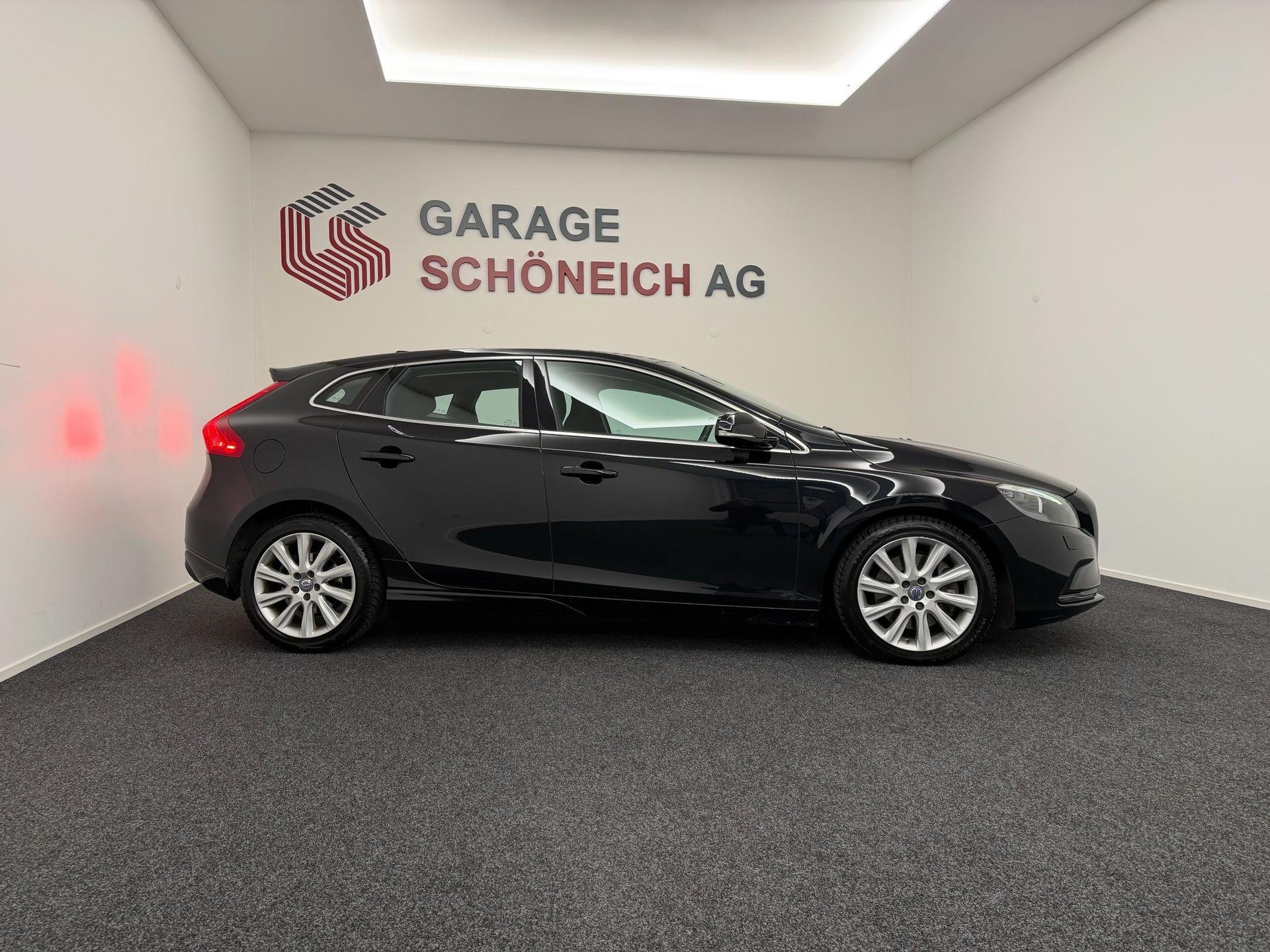 VOLVO V40 2.0 D3 Momentum S/S-image-3