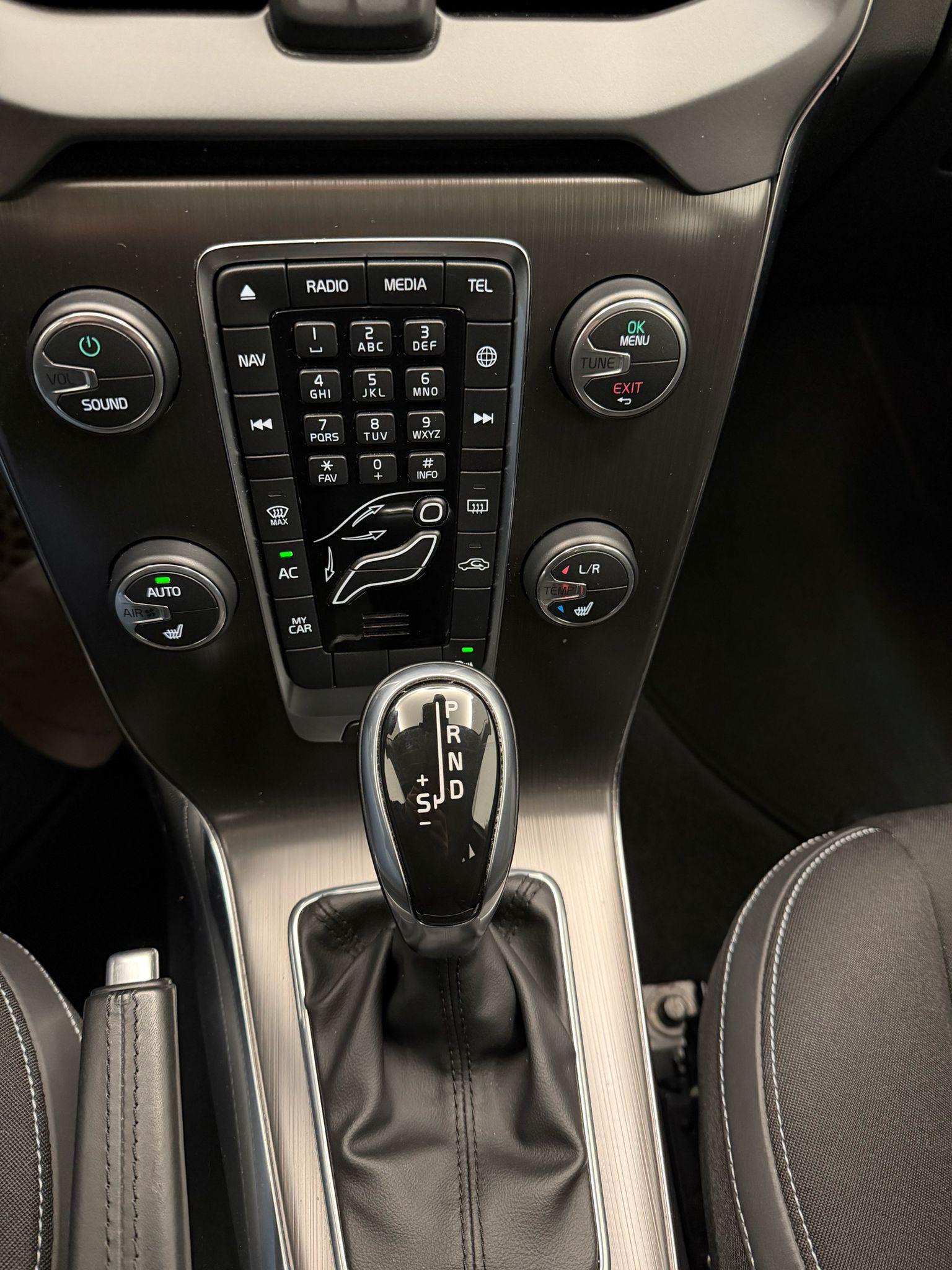 VOLVO V40 2.0 D3 Momentum S/S-image-17