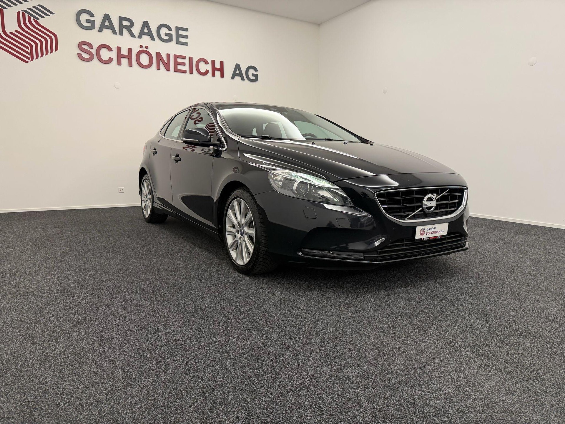 VOLVO V40 2.0 D3 Momentum S/S-image-2