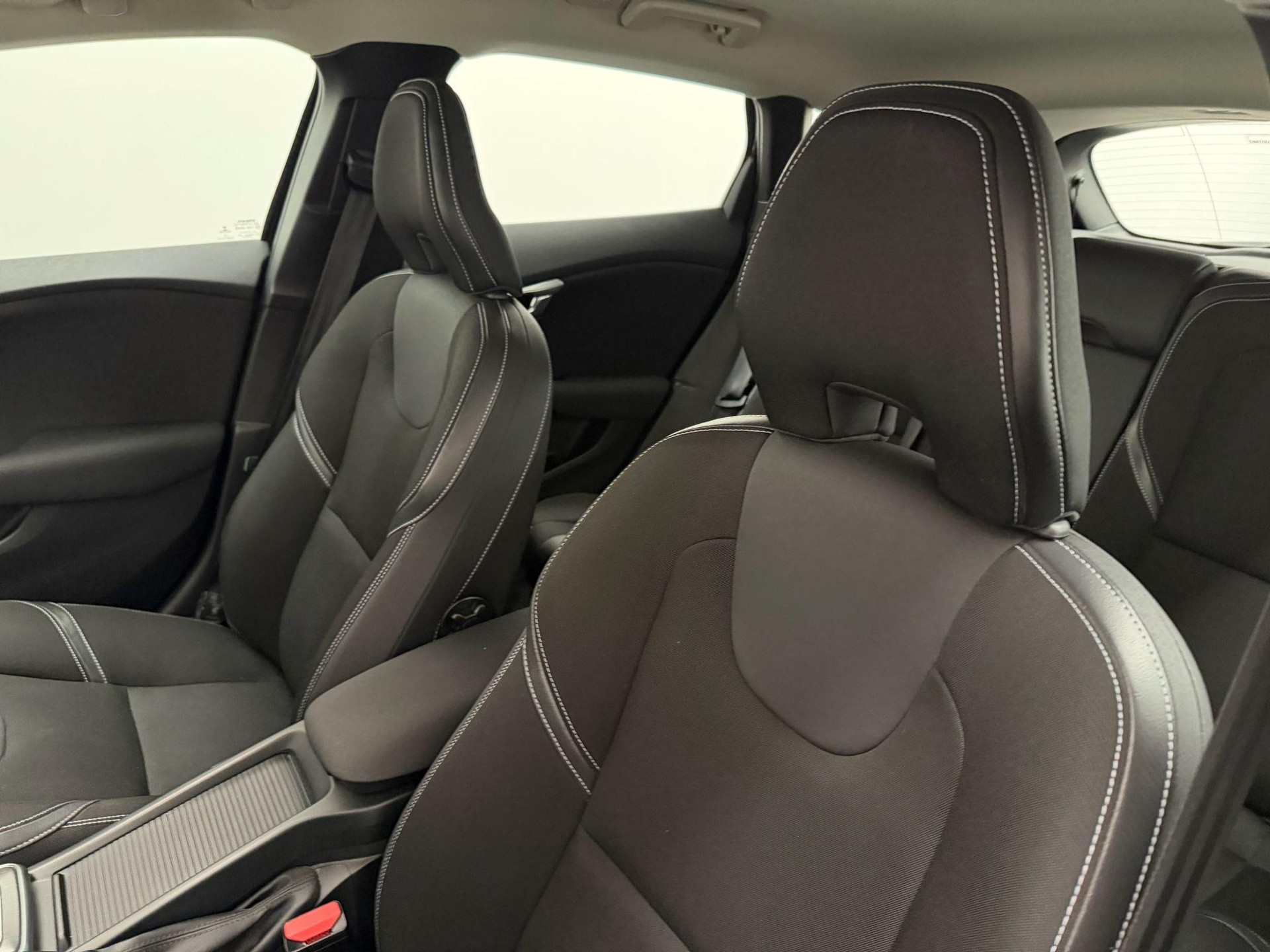 VOLVO V40 2.0 D3 Momentum S/S-image-13