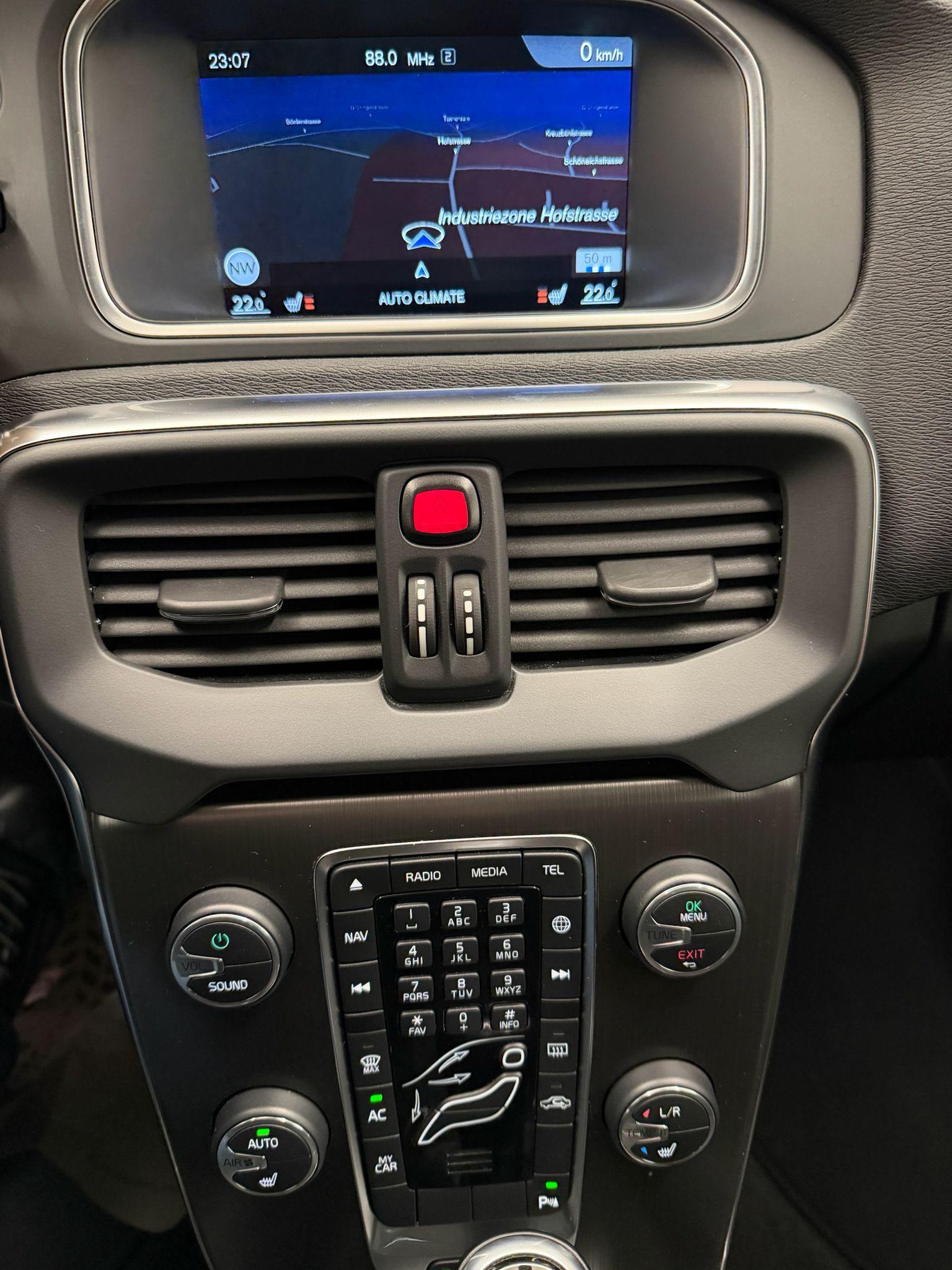 VOLVO V40 2.0 D3 Momentum S/S-image-15