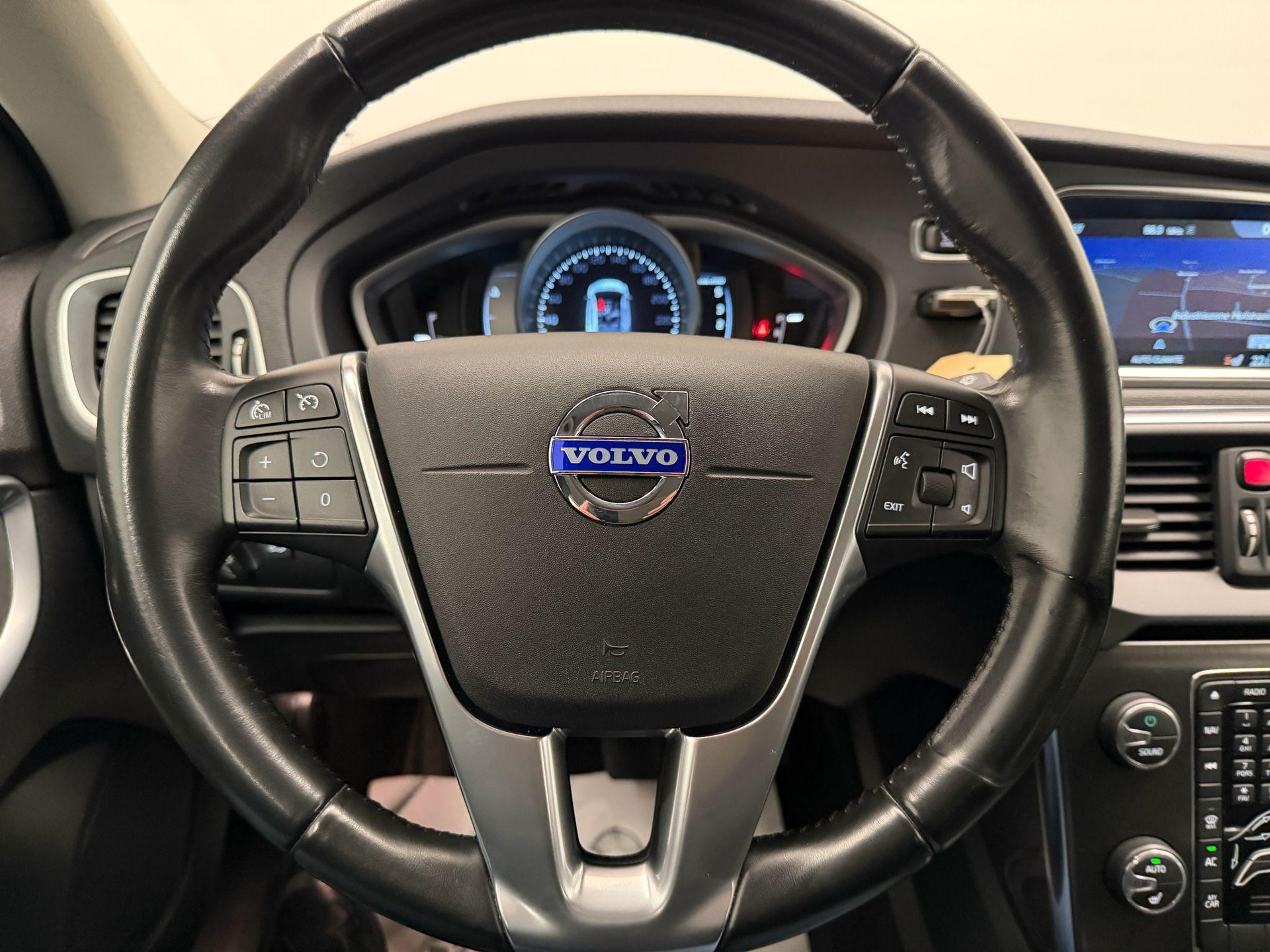 VOLVO V40 2.0 D3 Momentum S/S-image-16
